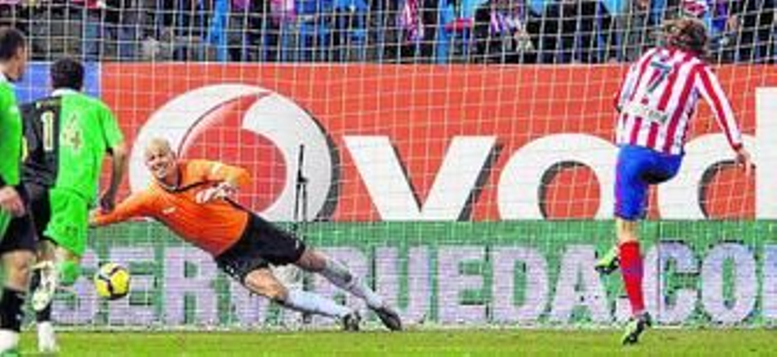Forlán marca de penalti el tercer gol, anoche en el Calderón.