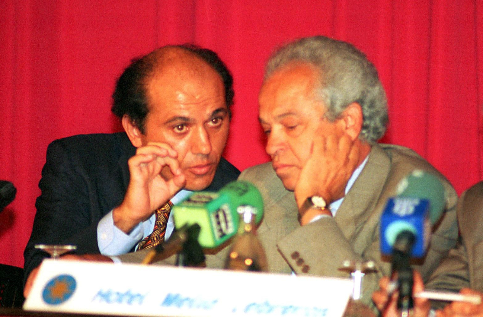 Del Nido se dirige a Luis Cuervas en una junta general sevillista.