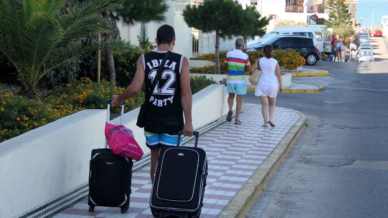 Uno de los turistas que llegan a Mojácar durante los meses de verano
