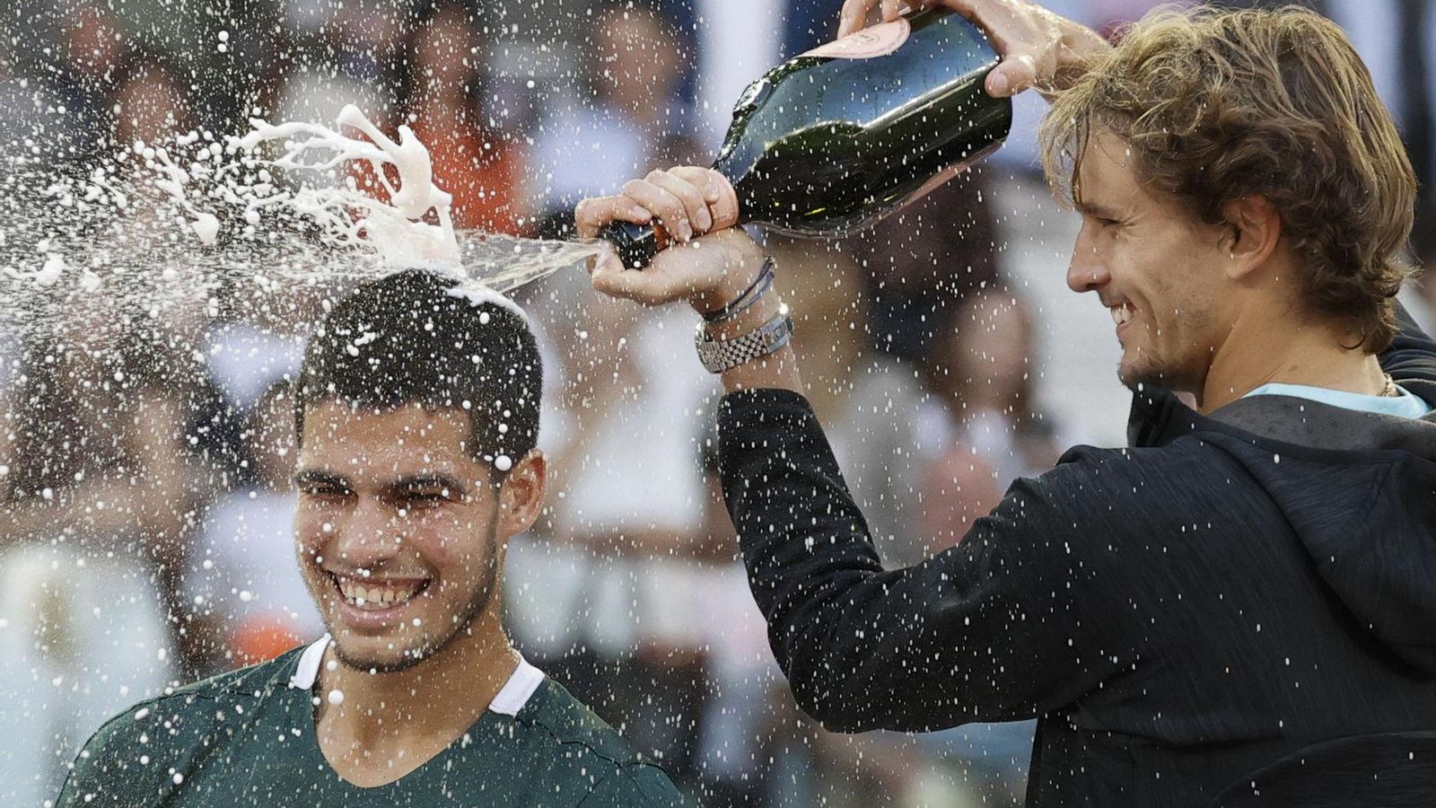 Zverev baña en champán a Alcaraz tras la entrega de trofeos.