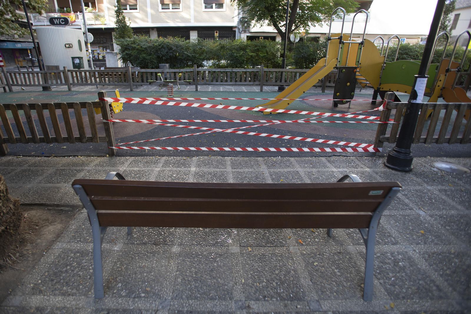 Fotos de cafeterías, parques y la 'Marcha Verde' vacía en el domingo de Granada