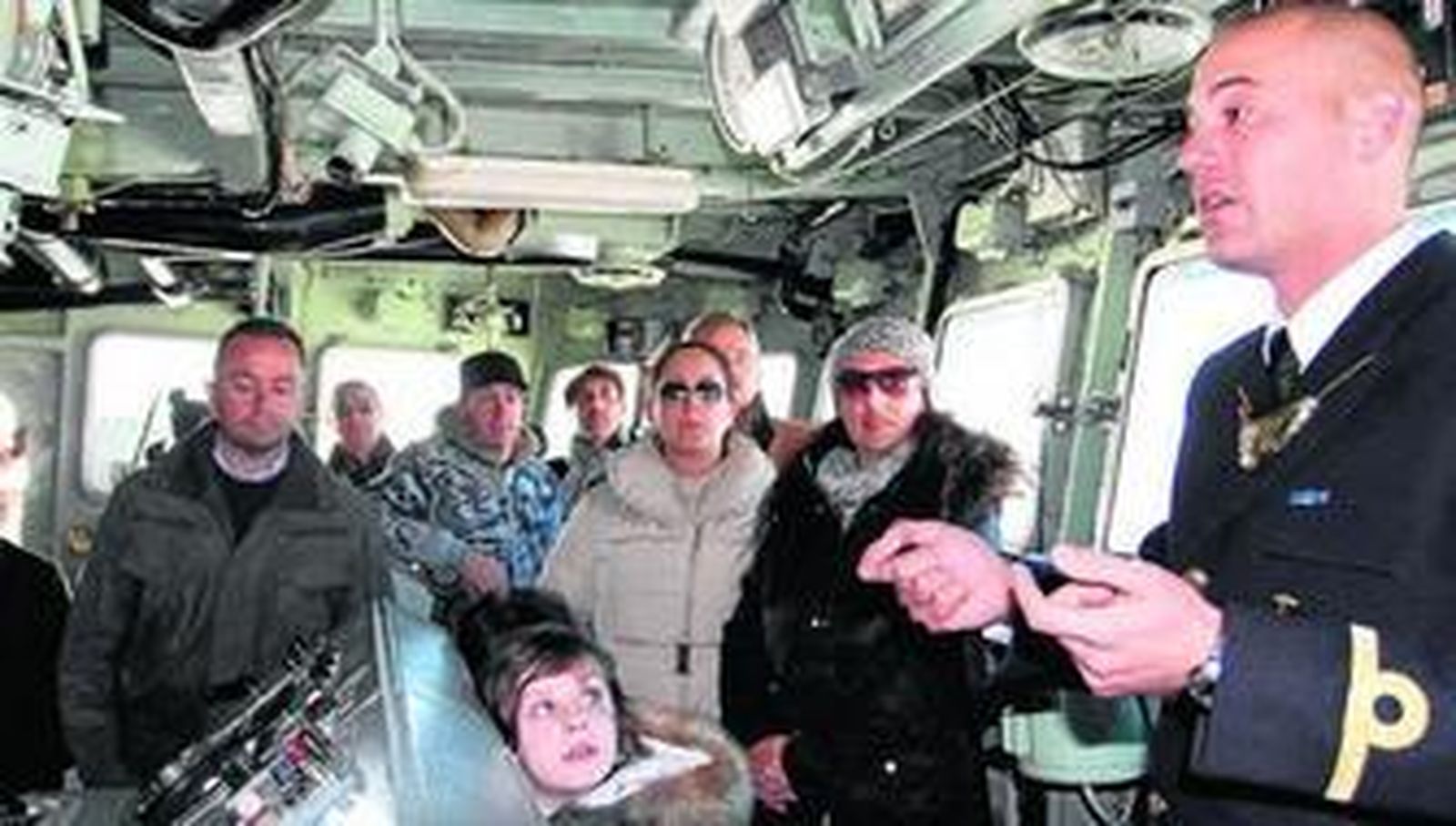 Un grupo de onubenses visita ayer por la tarde el patrullero de altura 'Cazadora'.