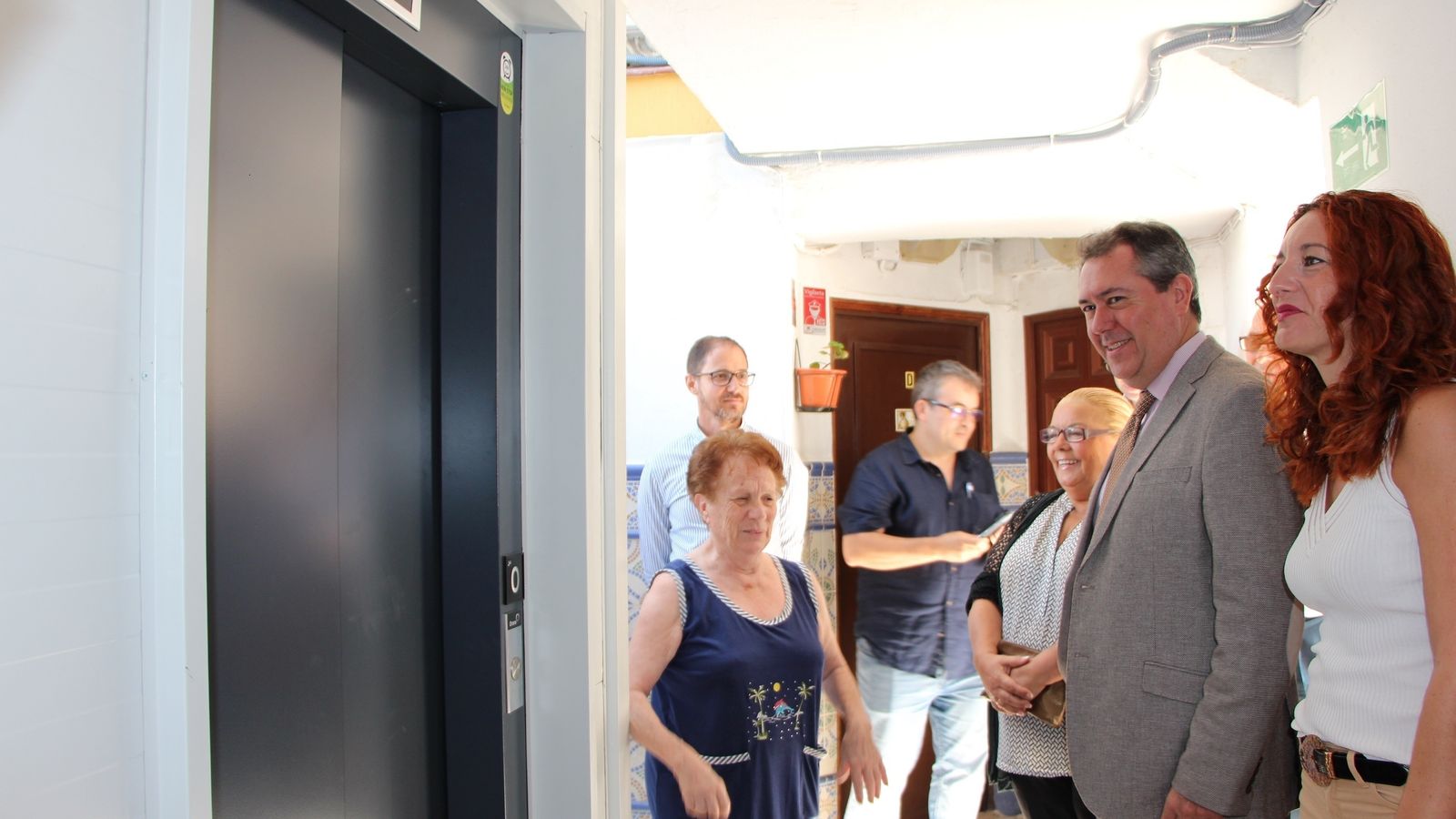 El alcalde, Juan Espadas, junto a la concejal Clara Macías, ayer en el edificio de la plaza de San Gabriel.