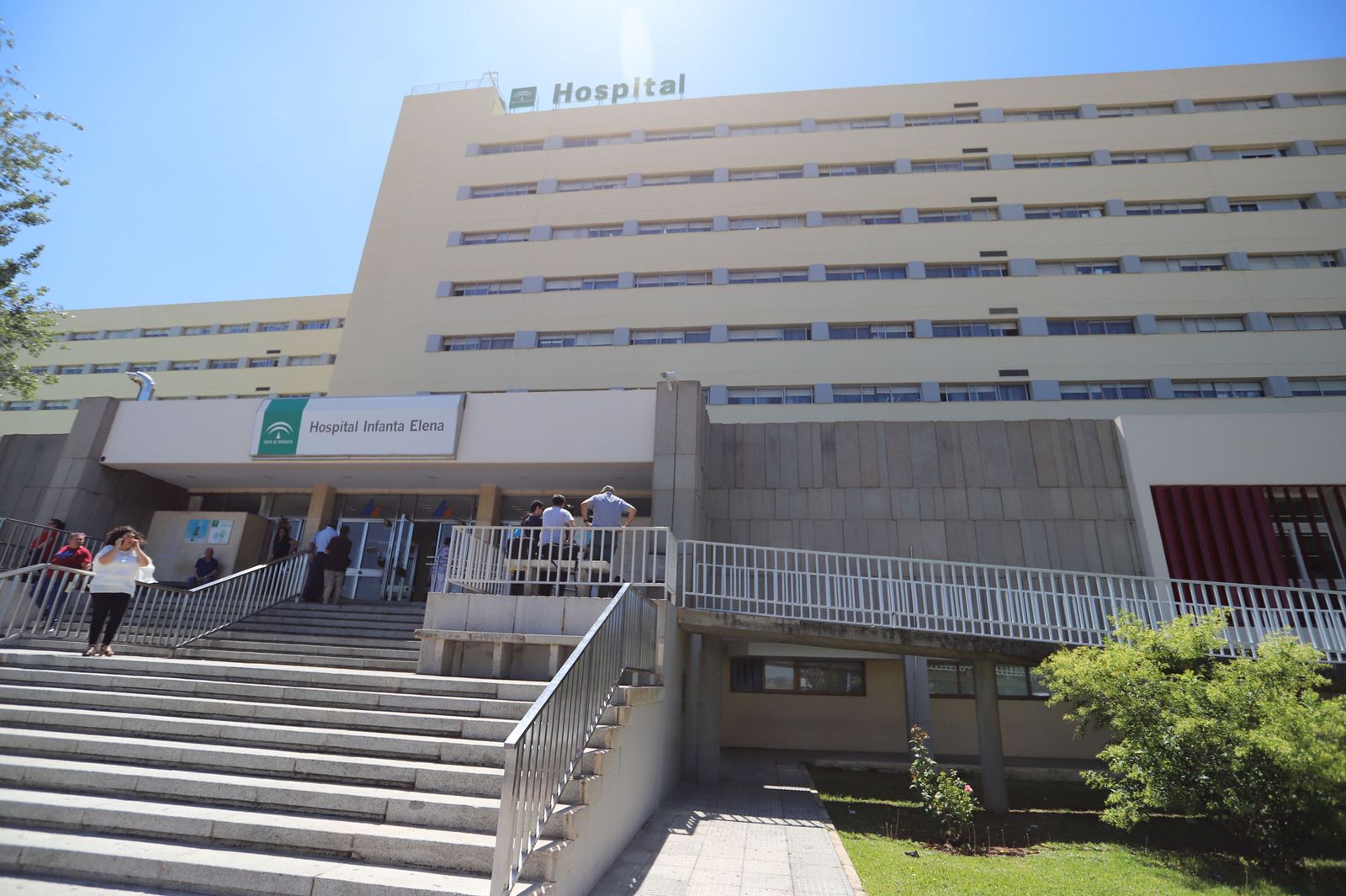 Acceso principal al Infanta Elena.