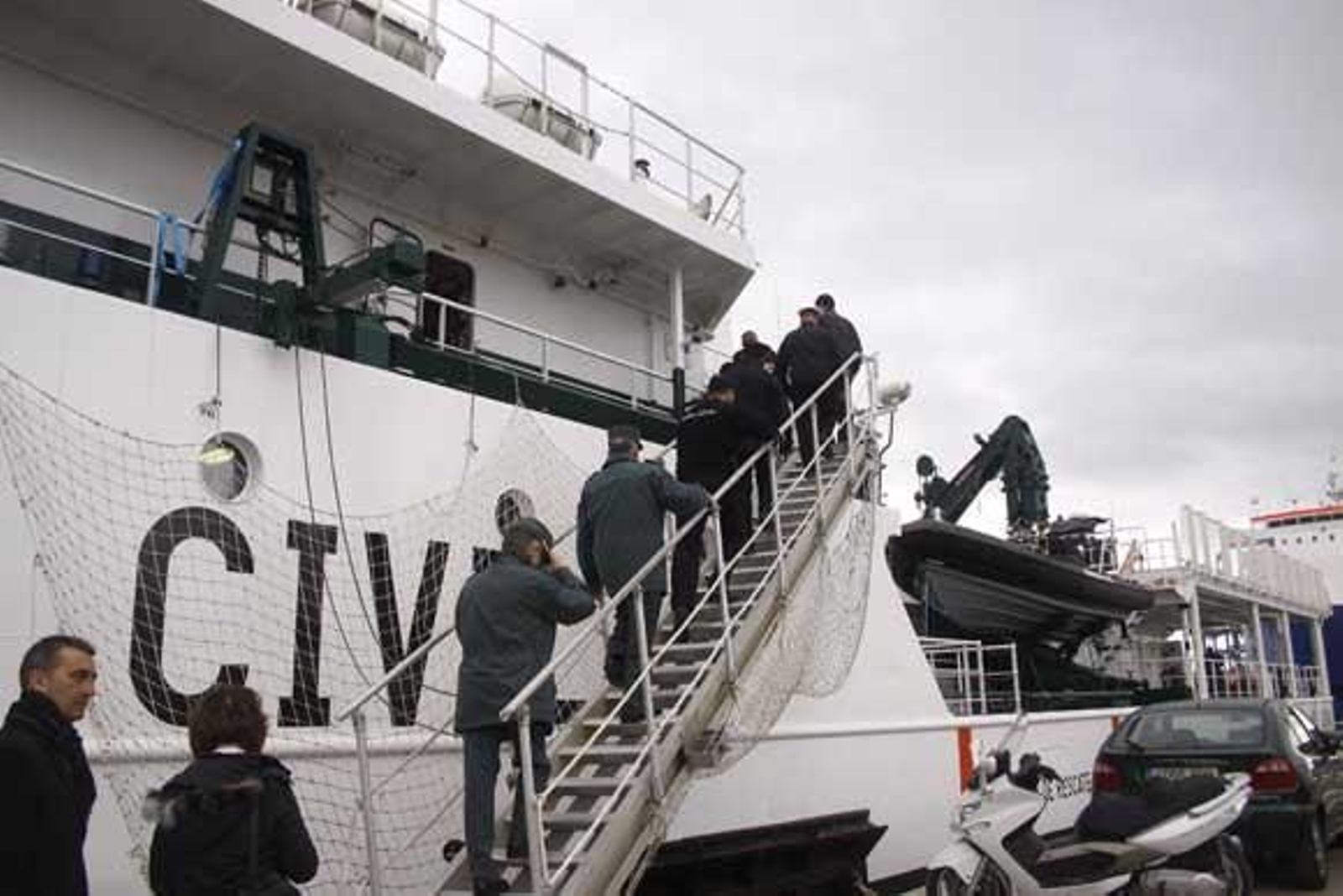 La superpatrullera 'Río Segura' hace escala en el puerto de Algeciras para repostar. Tiene 73 metros de eslora y está destinada para las misiones de la Guardia Civil en alta mar./Fotos:Vanessa Pérez

Foto: Vanessa Perez