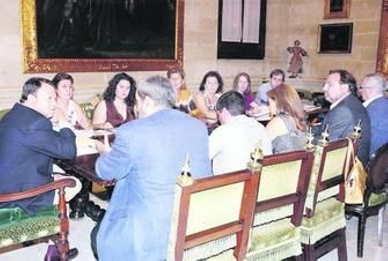 El alcalde, ayer, en la reunión que mantuvo con la plataforma Tres Barrios-Amate previa a la rueda de prensa.
