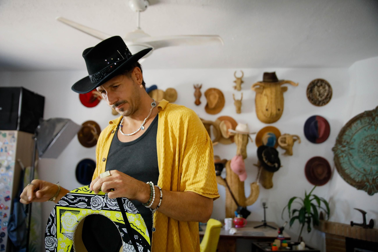 Imágenes del proceso creativo en sombreros de Alejandro Mateo