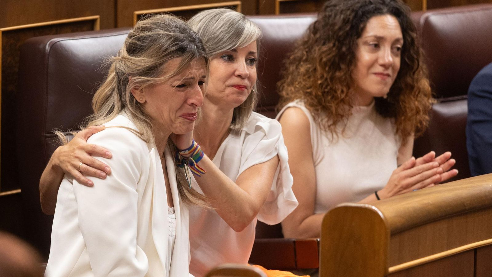 Yolanda Díax llora durante la mención de Pedro Sánchez a su padre, Suso Díaz, fallecido ayer. Yolanda Díax llora durante la mención de Pedro Sánchez a su padre, Suso Díaz, fallecido ayer.