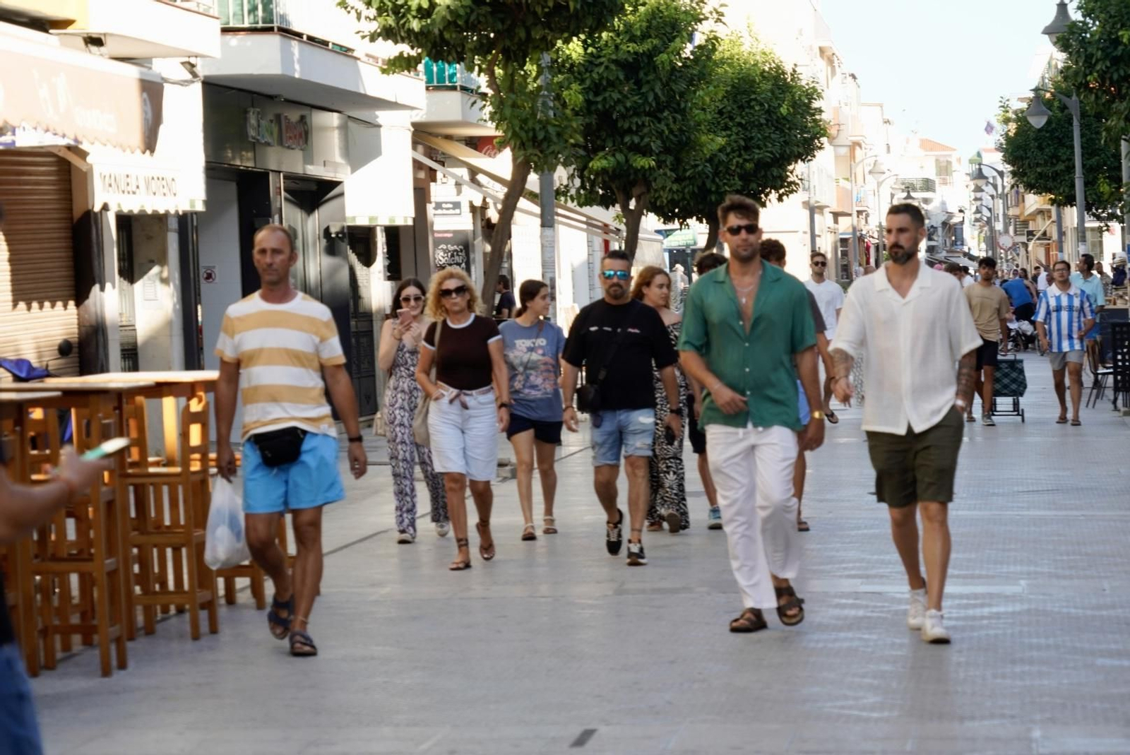 La Calle Ancha de Punta Umbría, una tarde de verano con el sol cayendo