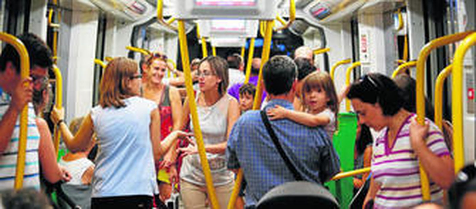 El interior de uno de los vagones del metro en una foto de archivo.