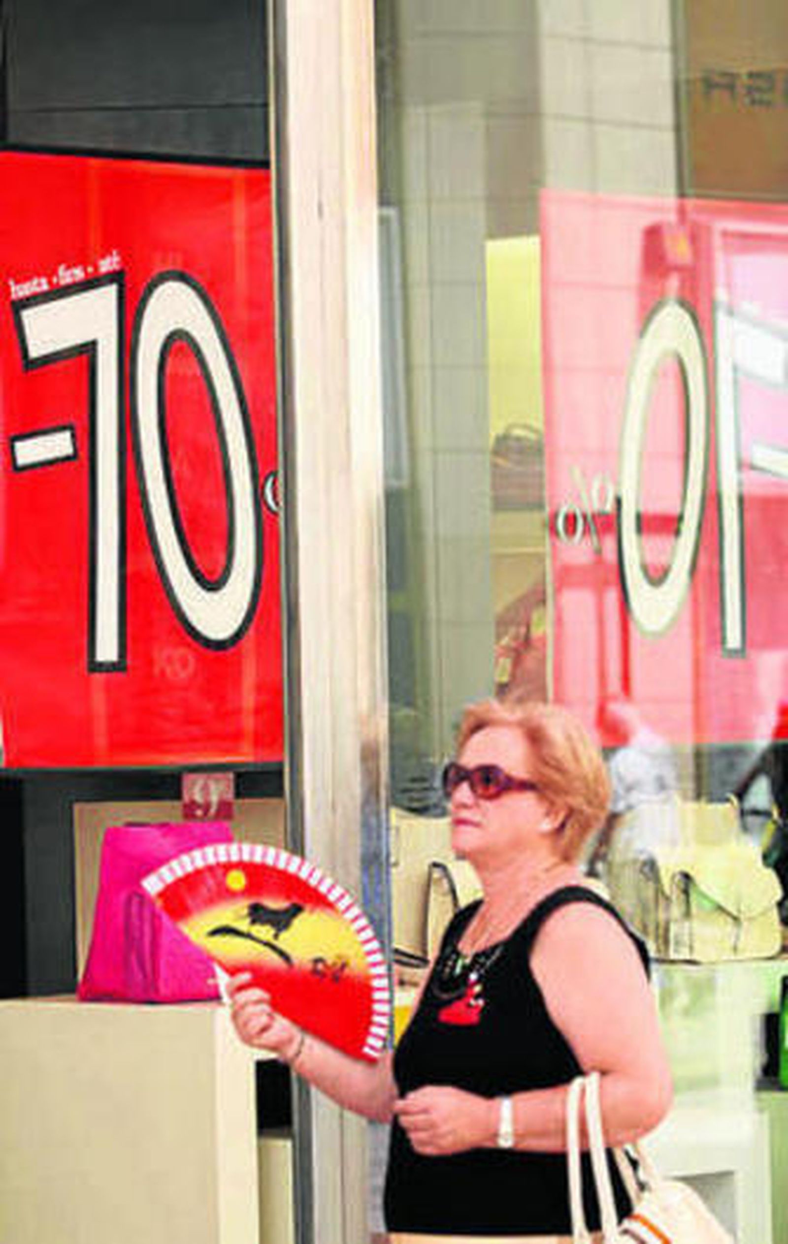 Una mujer delante de una tienda.