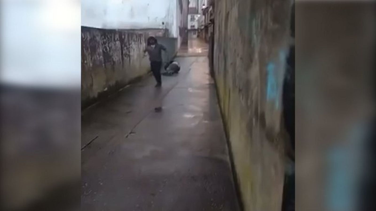 Captura del vídeo en el que se agrede al indigente