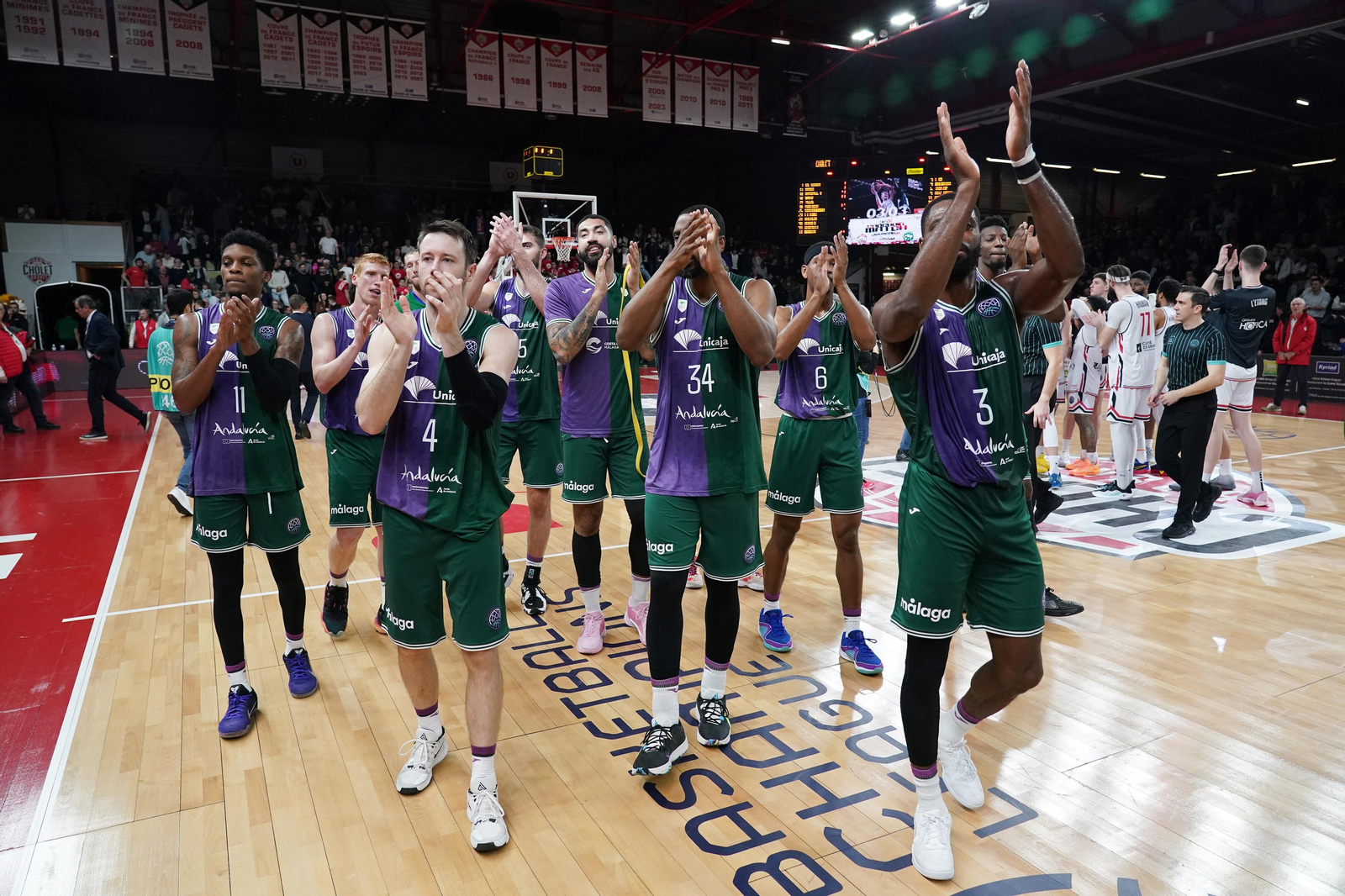 Los jugadores del Unicaja aplauden a los aficionados desplazados. Los jugadores del Unicaja aplauden a los aficionados desplazados.