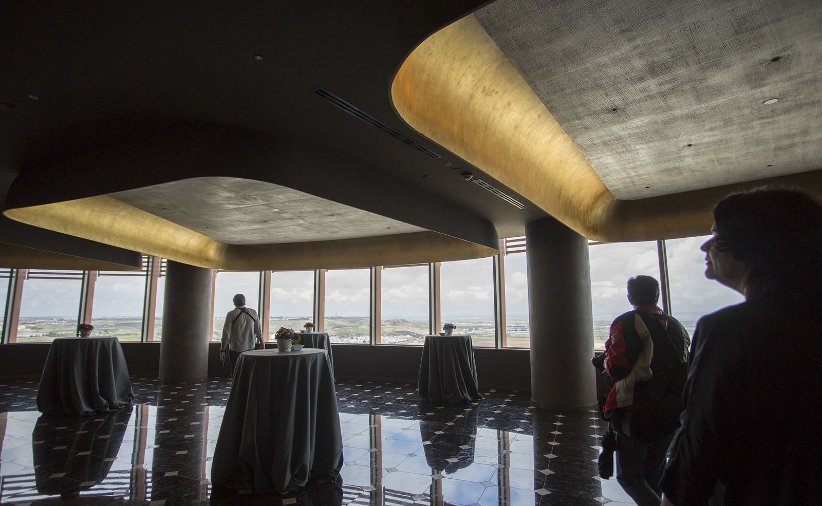 La visita a la planta con spa de la Torre Sevilla, en imágenes