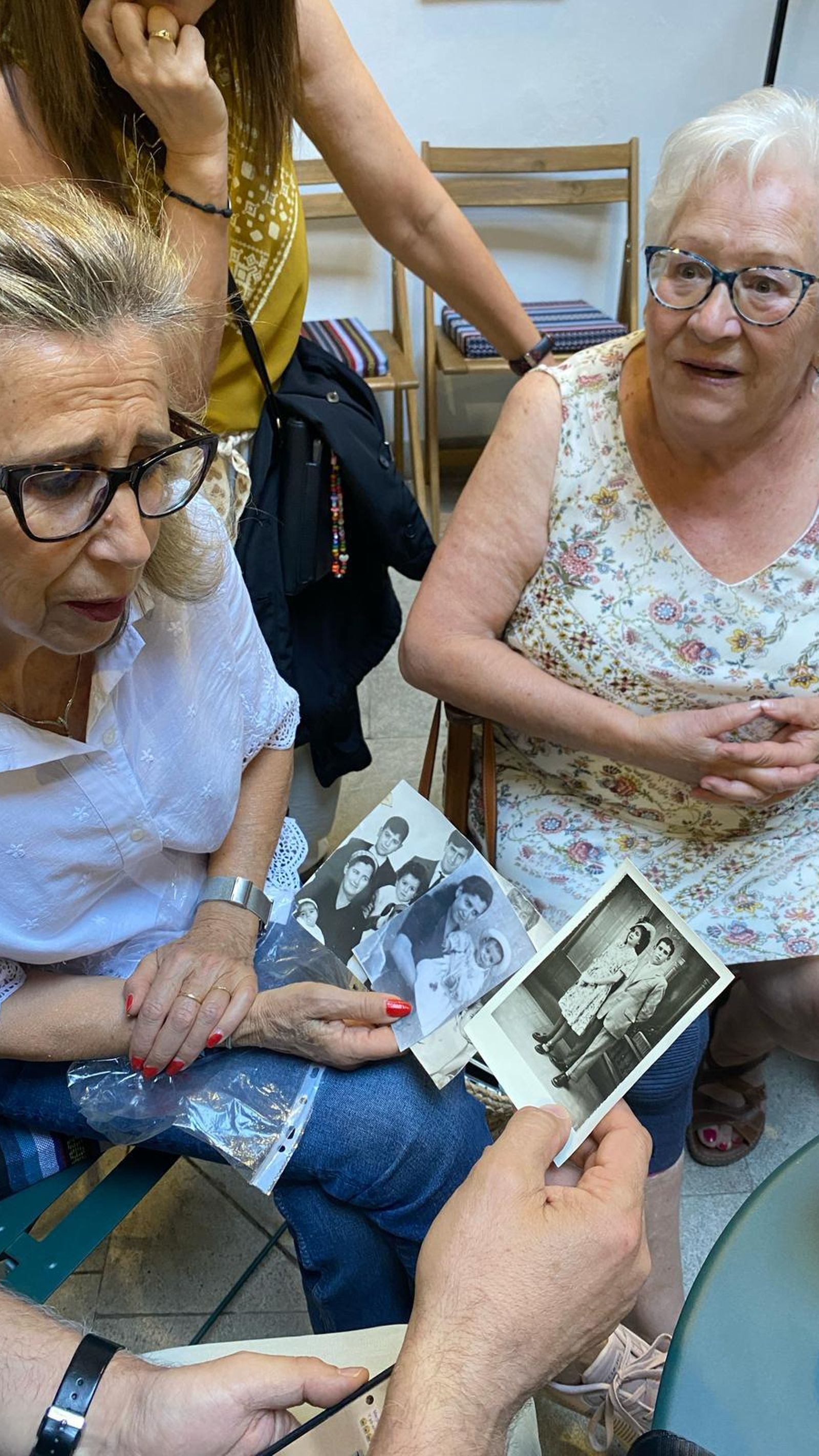 Vecinos están llevando ya sus fotos.