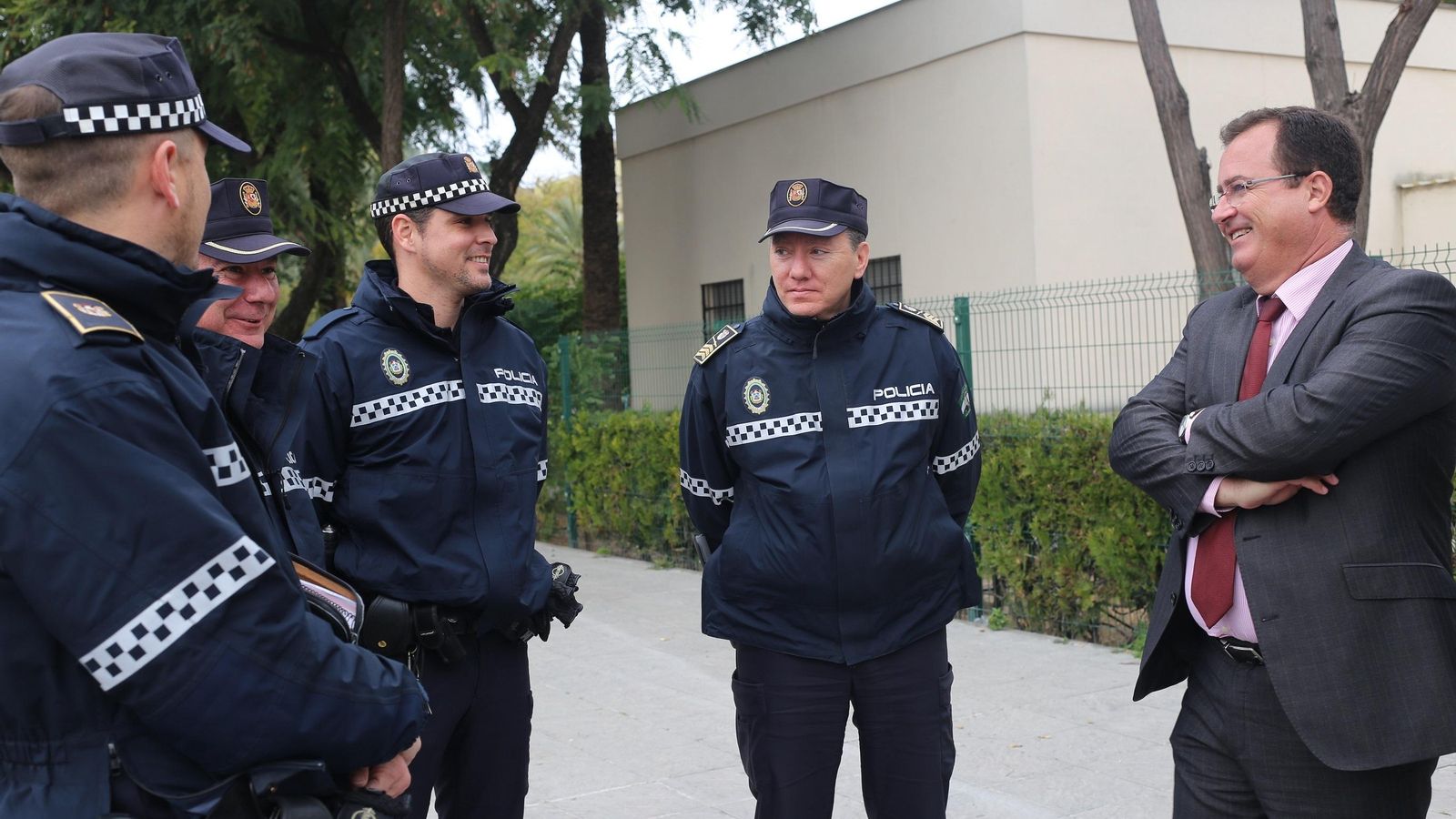 Juan Carlos Cabrera visita a los agentes en Pino Montano.