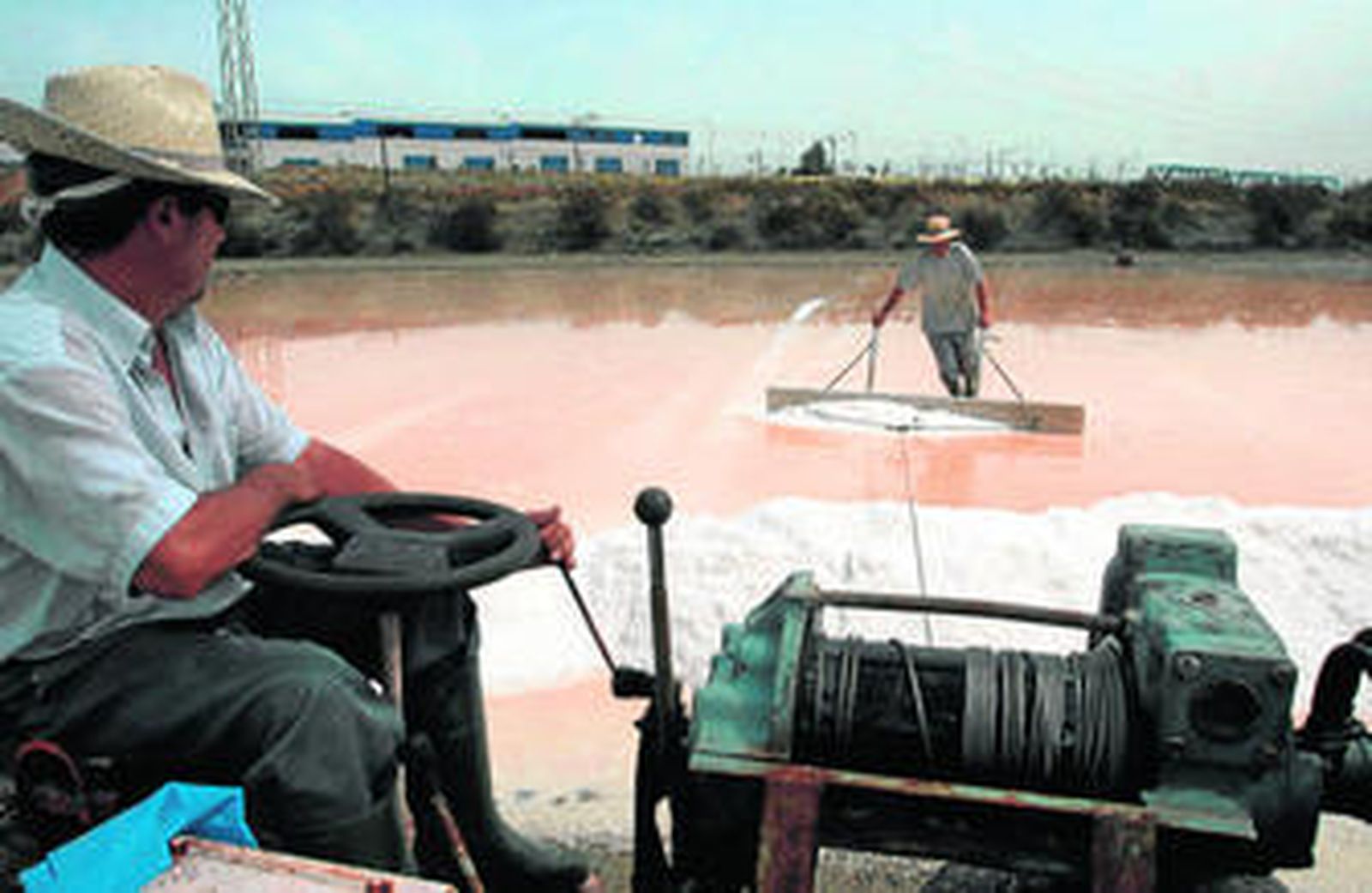 Imagen de archivo de dos salineros en plena faena.