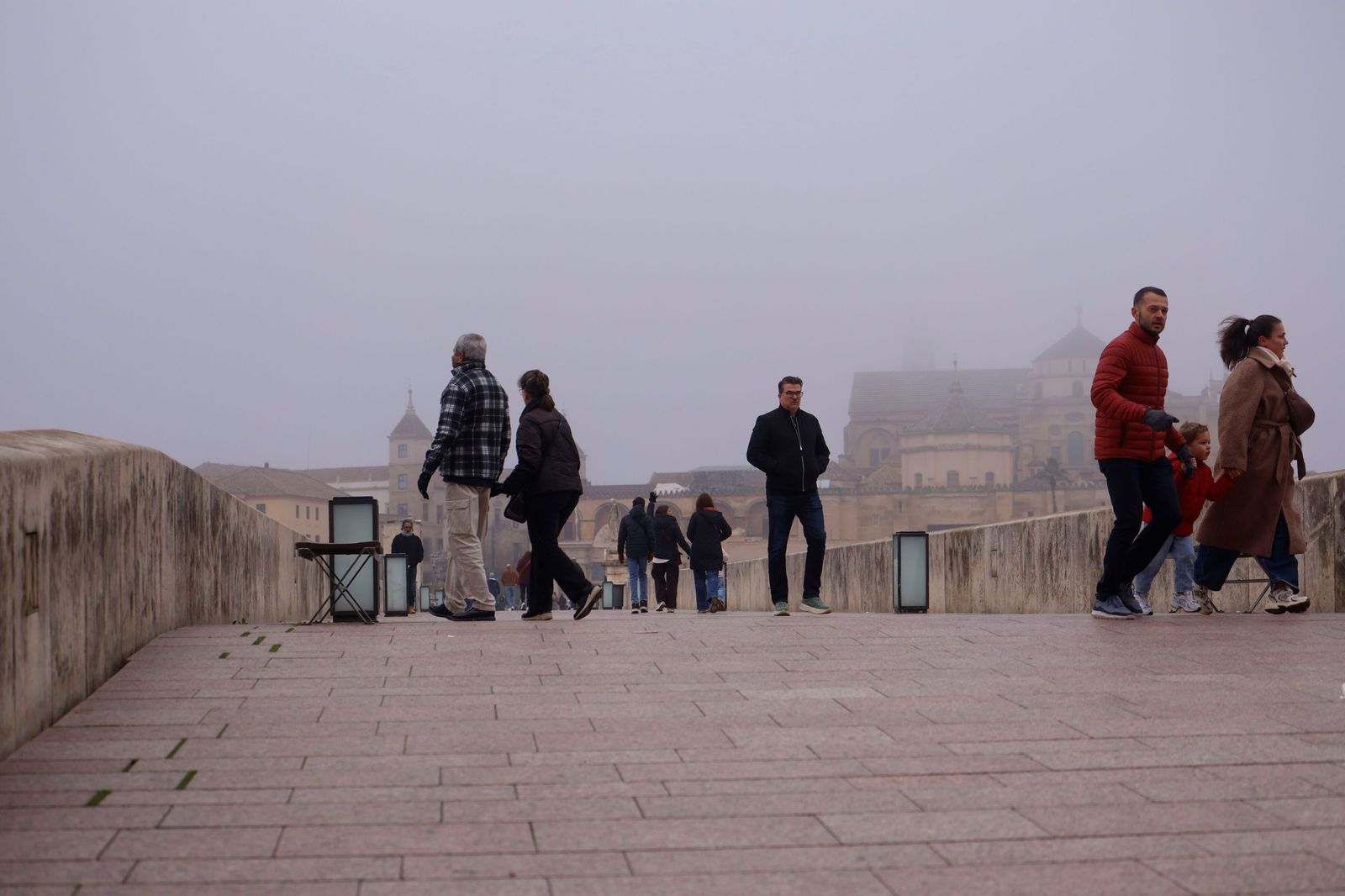 Córdoba amanece bajo la niebla el último día de 2025, en fotos