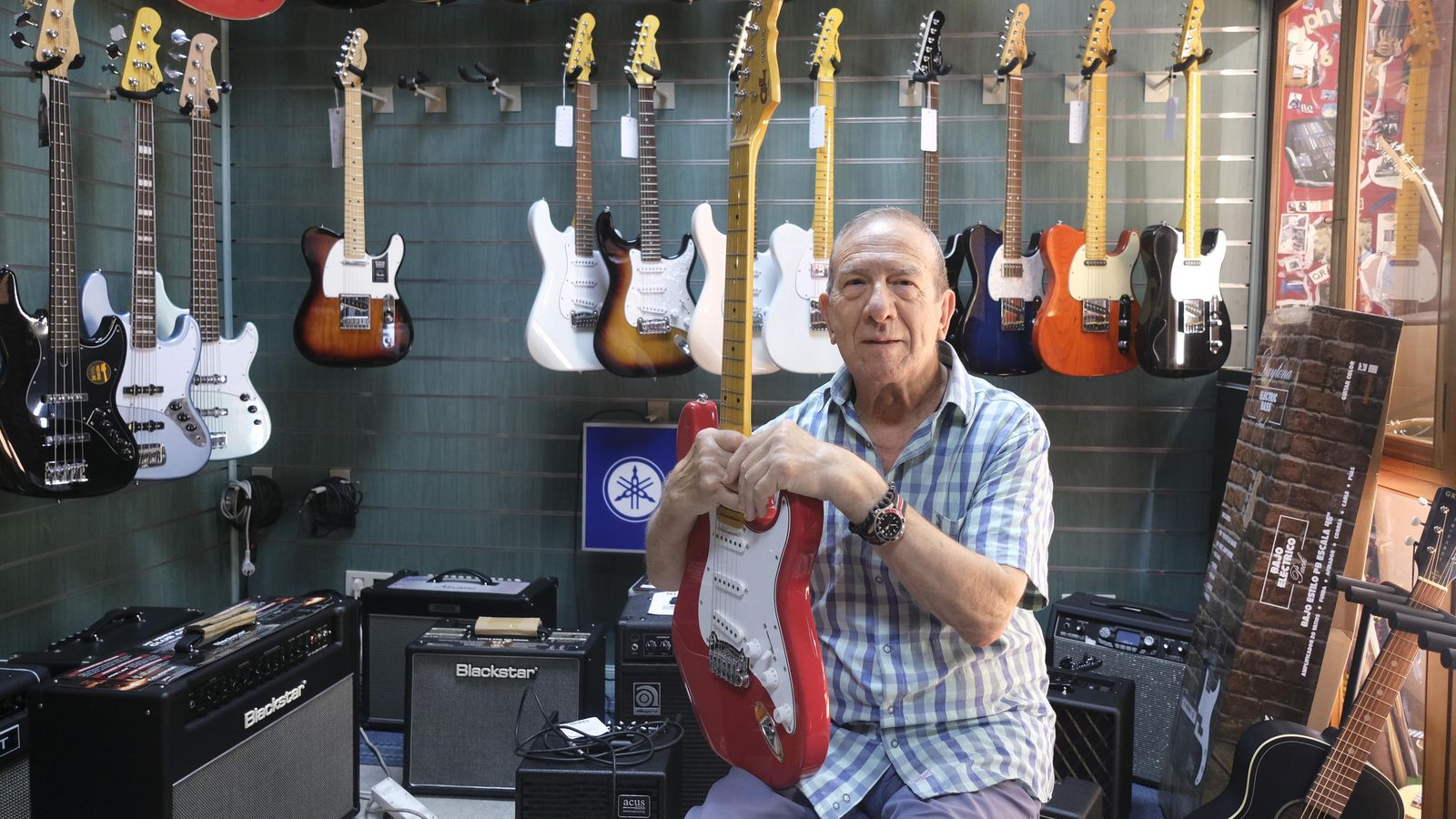 José Santiago 'Beethoven posa entre guitarras.