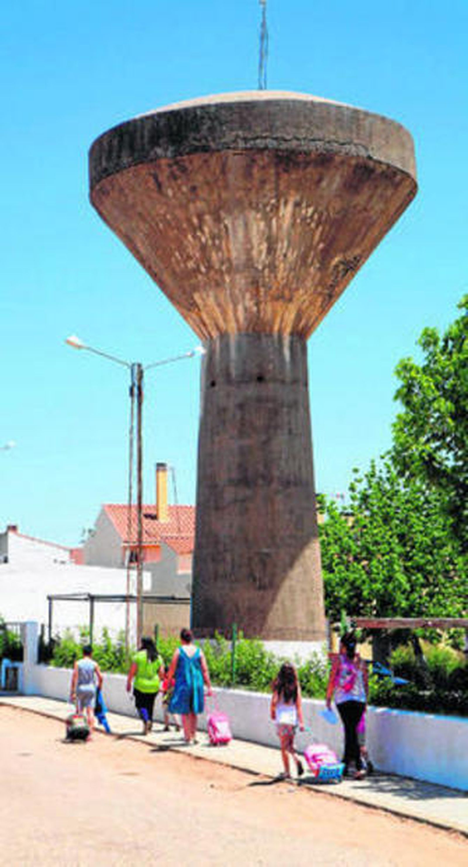 Escolares, bajo la 'seta' de hormigón en Fuencubierta.