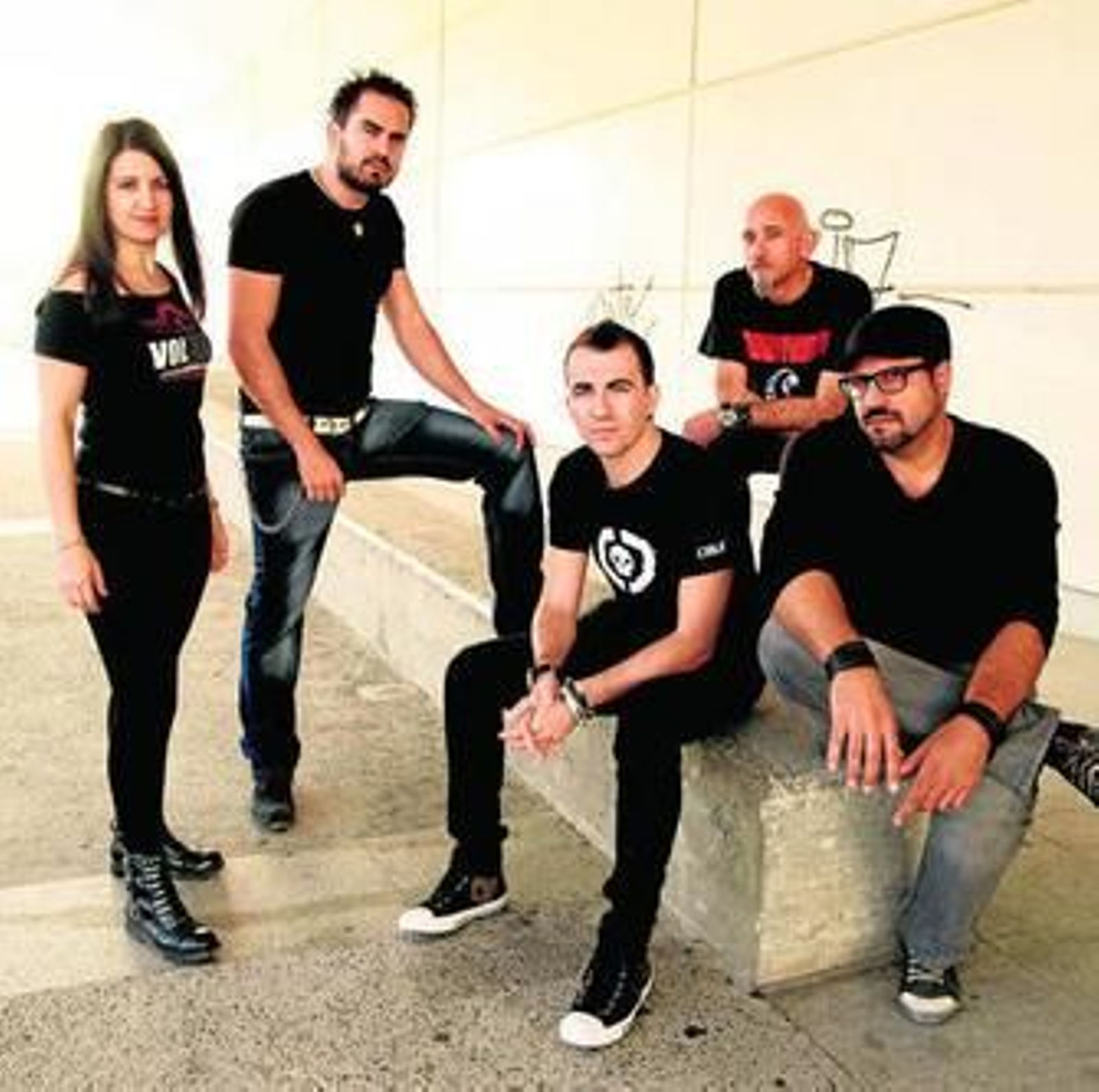 El conjunto Inxight al completo -Alejandro Morán, Fer Cano, Juande Moya, Sergio Ballesteros y Macarena Jerez- durante una sesión fotográfica promocional.