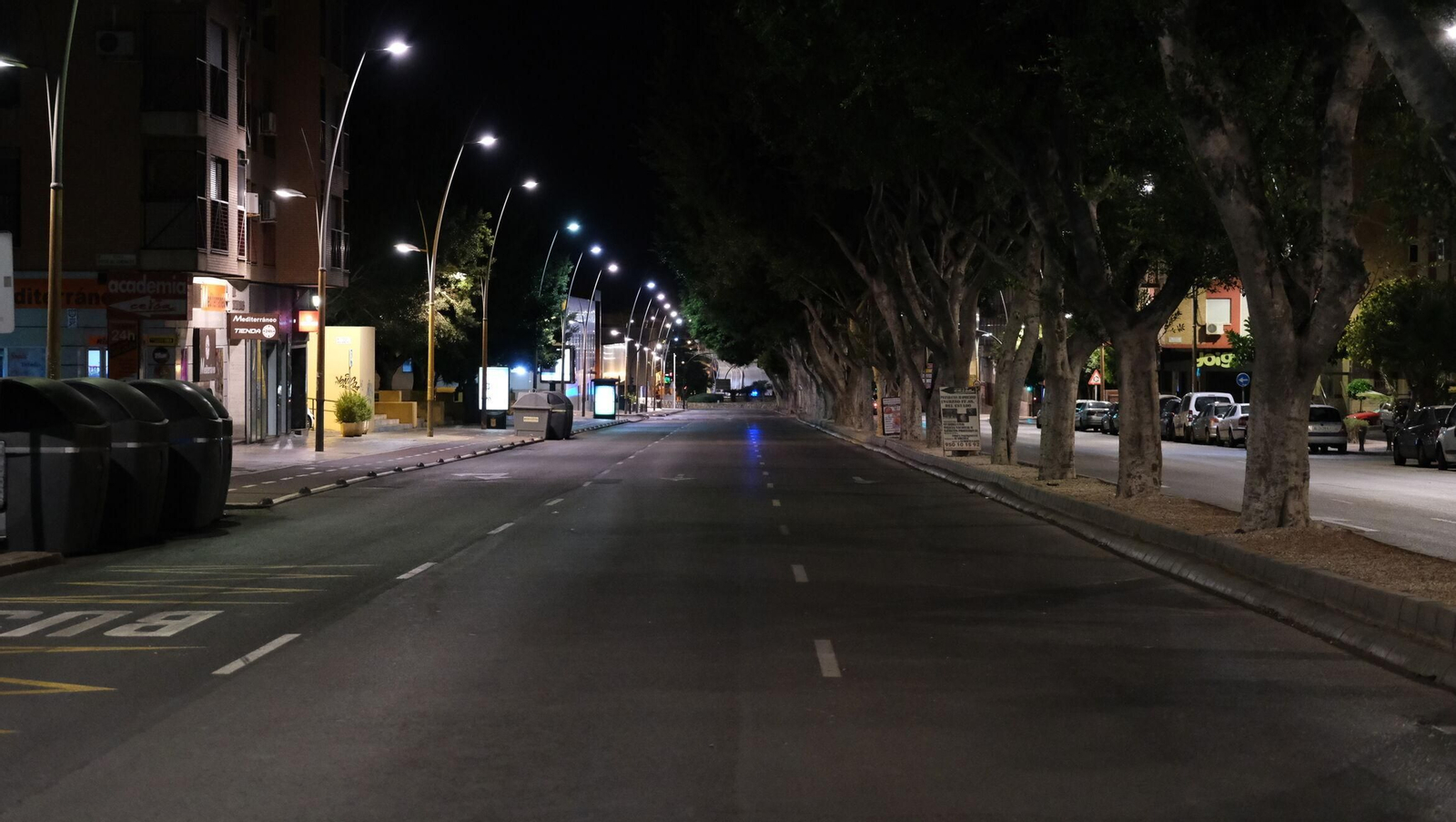 Calles de Almería desiertas por el toque de queda.