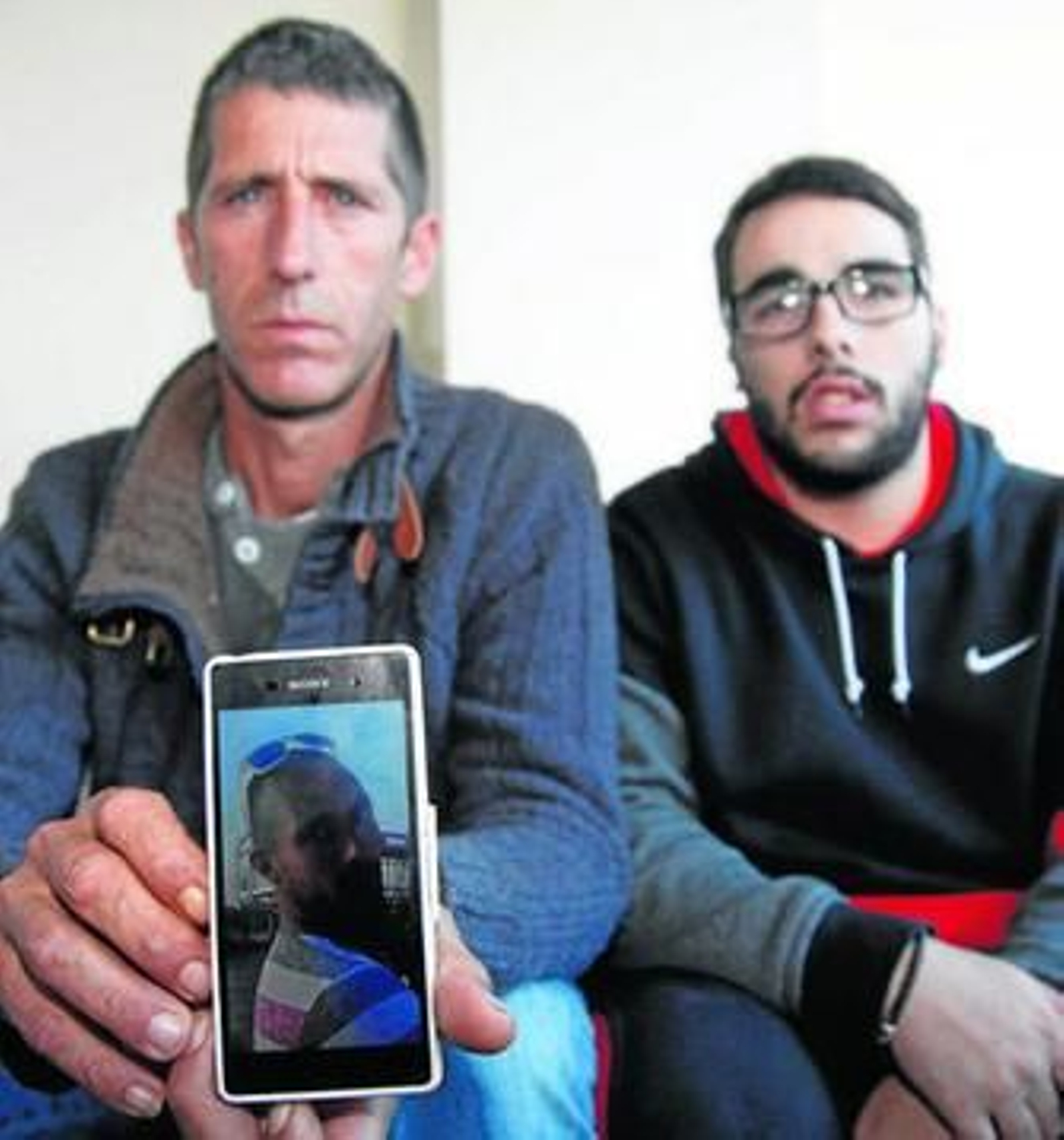 Carmelo Hernández muestra una imagen de su sobrino desaparecido.