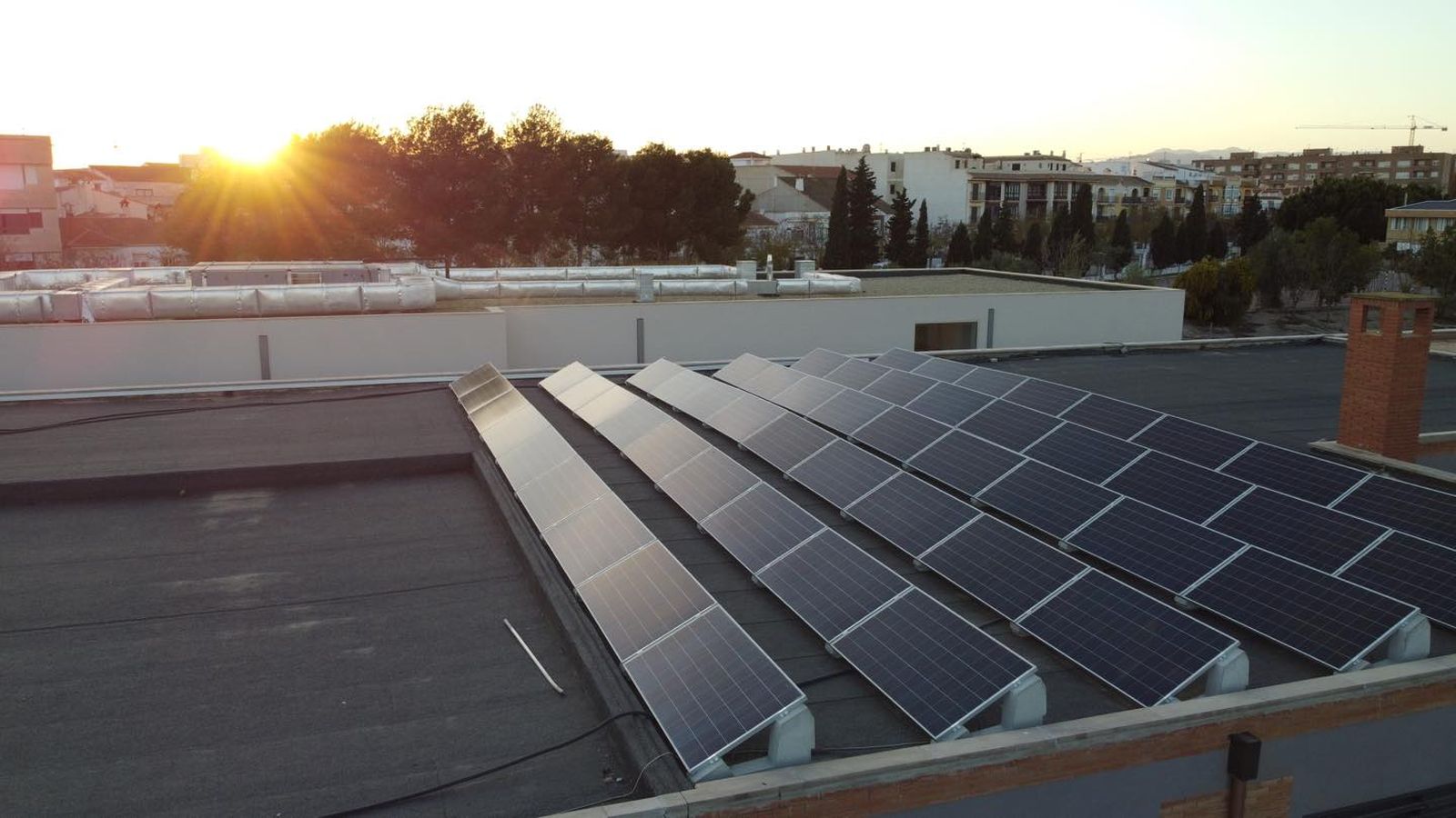 Placas fotovoltaicas instaladas en un tejado