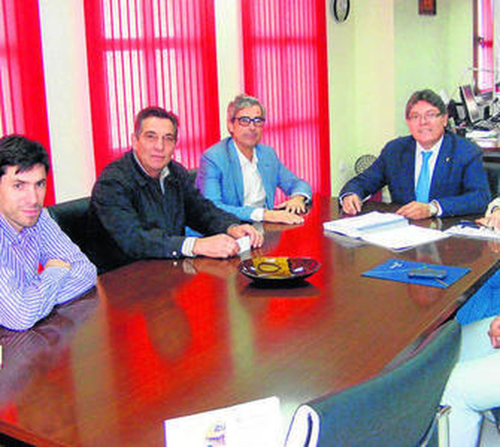 Miembros del equipo de gobierno reunidos con miembros de la empresa.