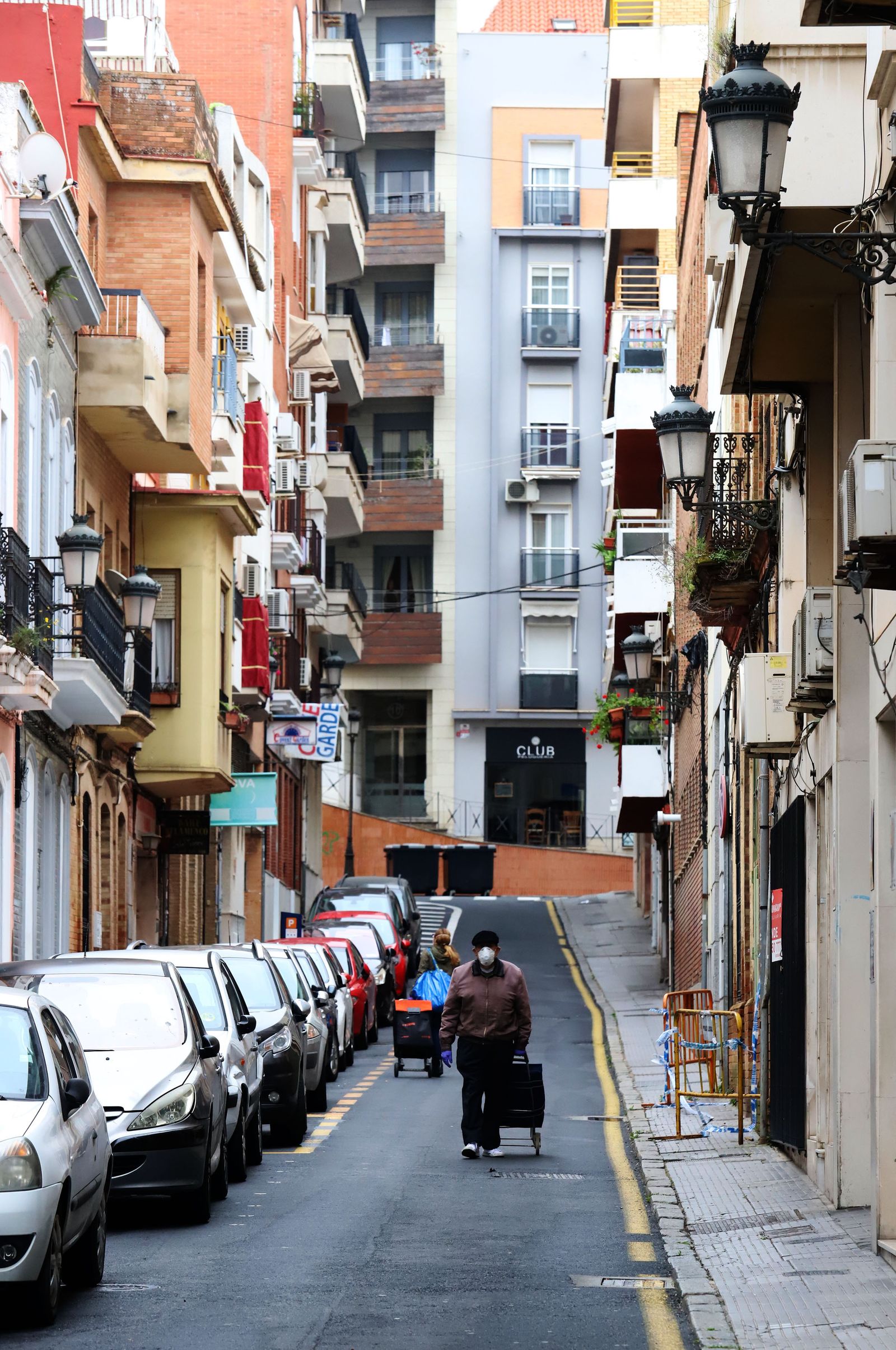 Imágenes de la actividad en las pequeñas tiendas de alimentación, fruterías y pescaderías