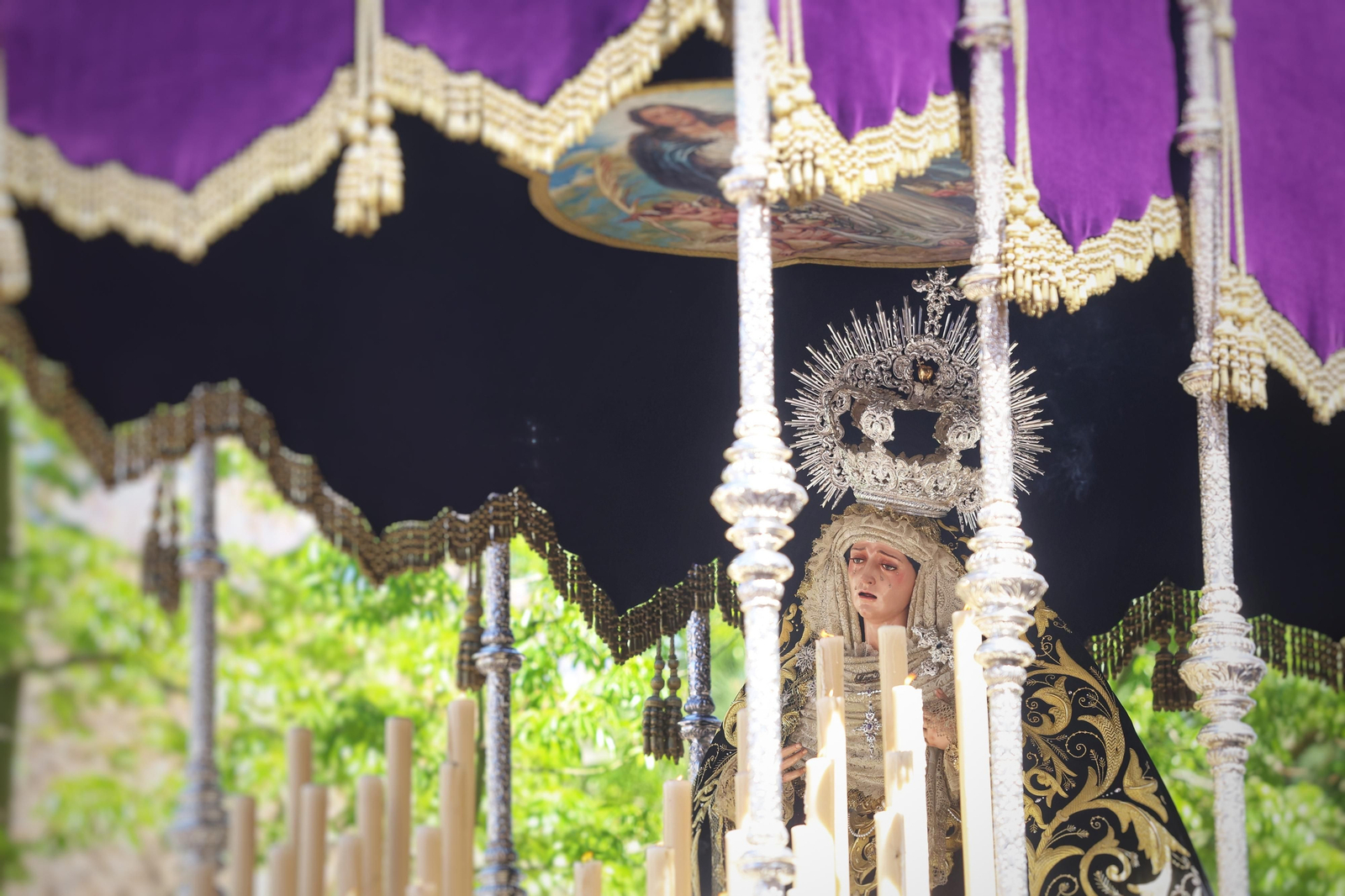 Crucifixión en su procesión del Lunes Santo en Málaga, en fotos