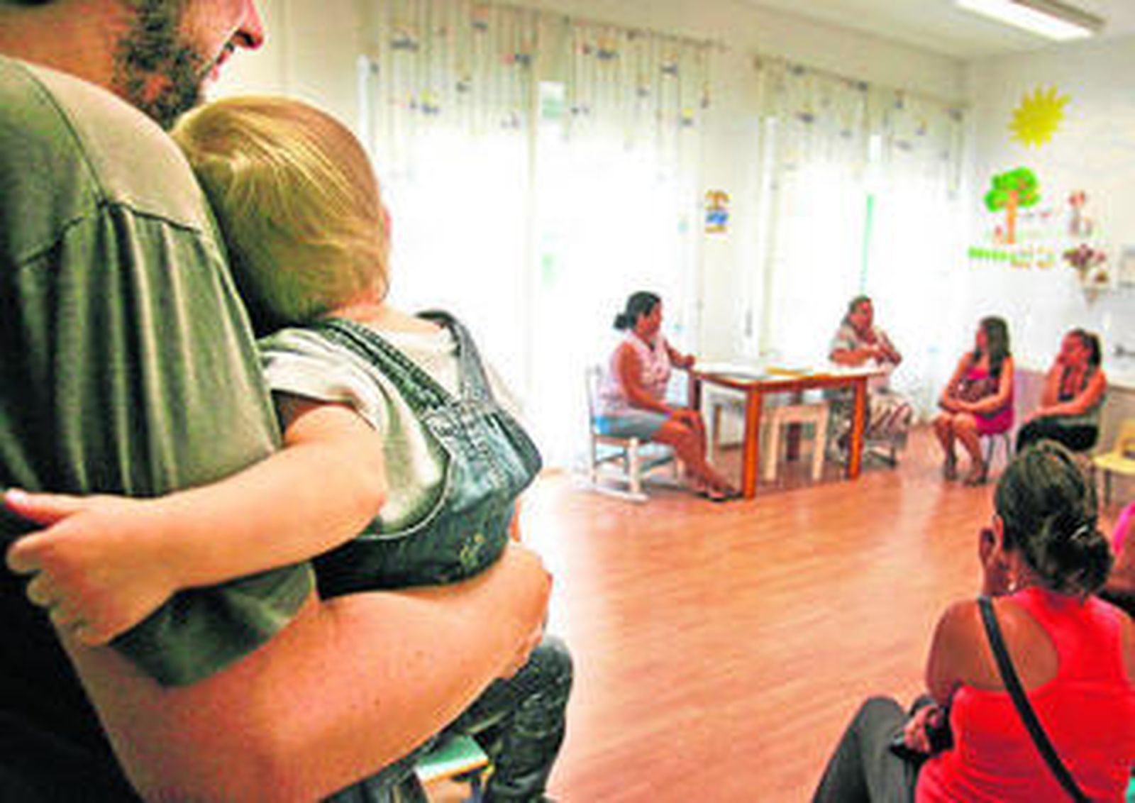 Los padres acuden el primer día a acompañar a sus hijos y a conocer las normas de los centros.