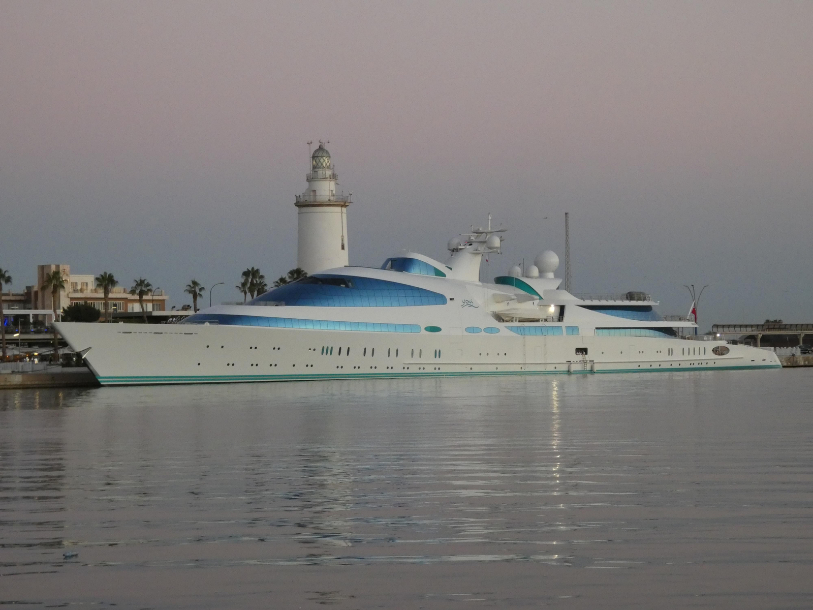 Yate Yas en el Puerto de Málaga.
