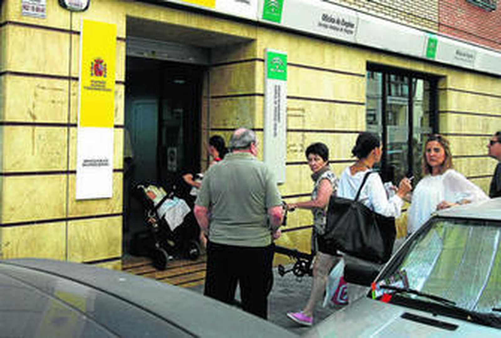 Un grupo de personas aguarda a las puertas de una oficina del Servicio Andaluz de Empleo (SAE).