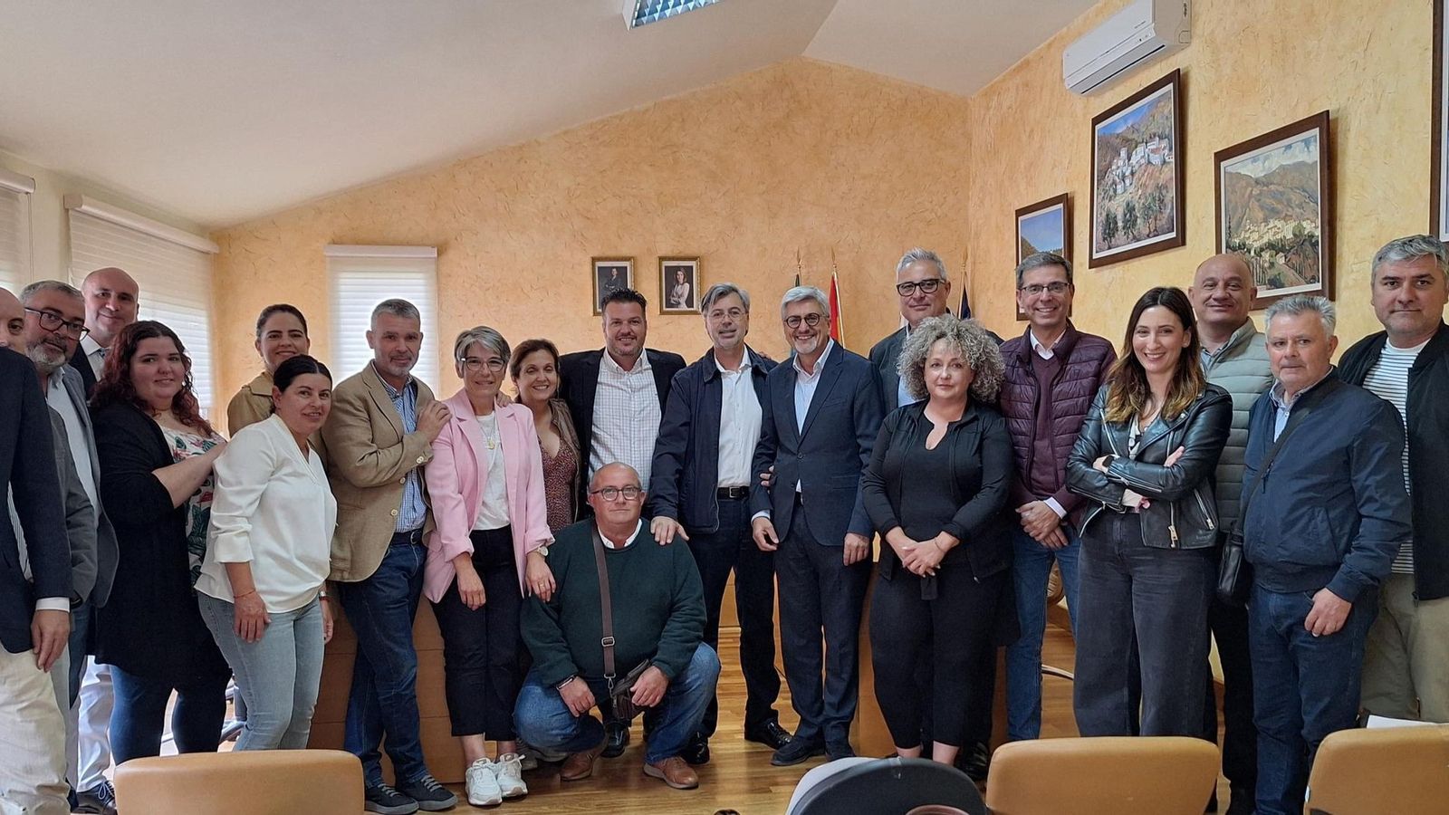 Miembros del PSOE de la provincia acuden a la moción de censura y felicitan a Escaño