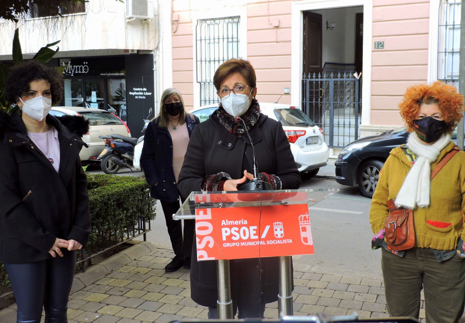 La socialista Adriana Valverde jnto a Isabel Núñez, portavoz de la Plataforam de Esteticistas Profesionales de Almería.