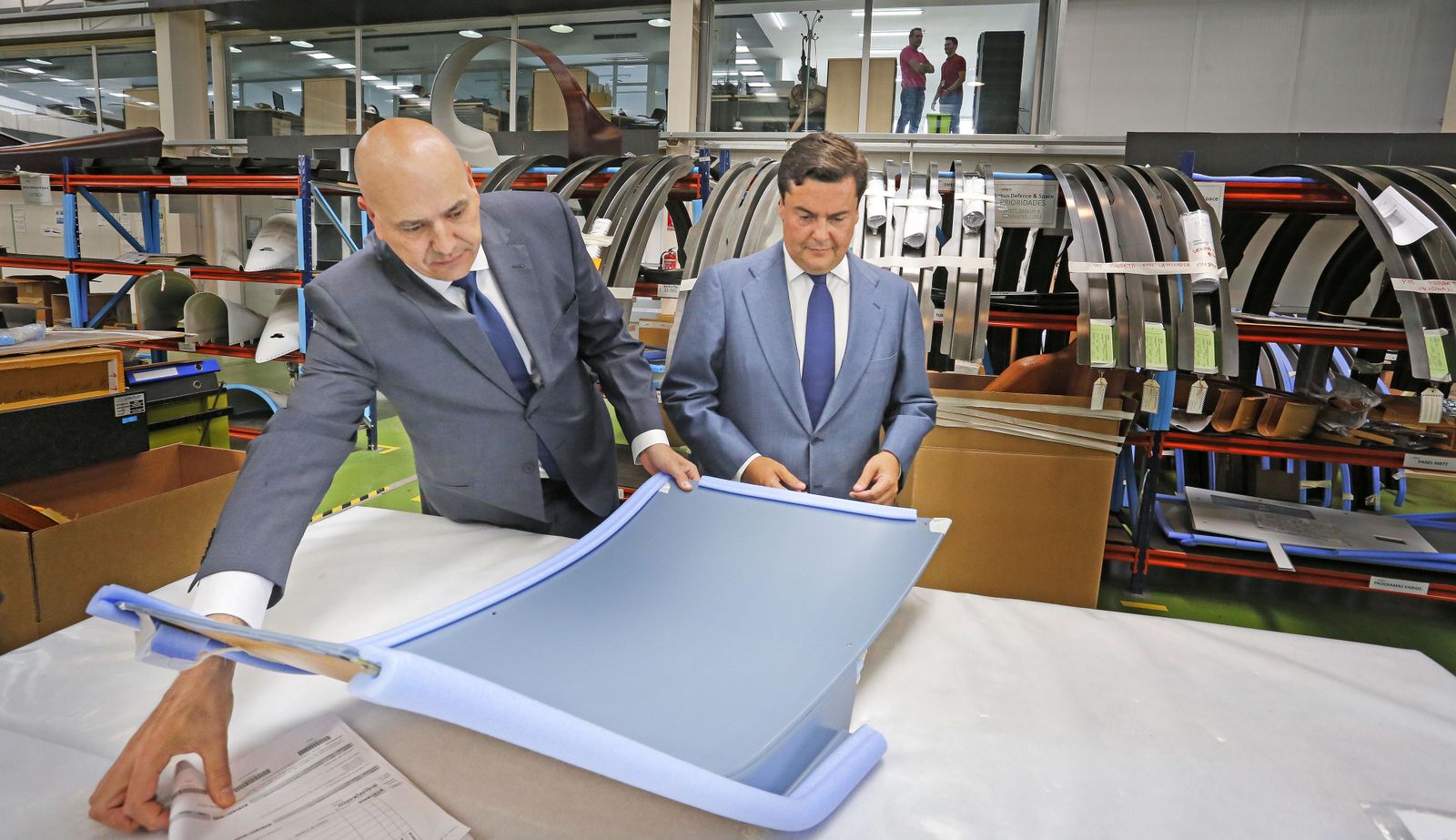 El nuevo consejero delegado de Carbures (d), ayer en la planta jerezana del sector aeronáutico junto a Javier Moreno, directivo de la compañía.