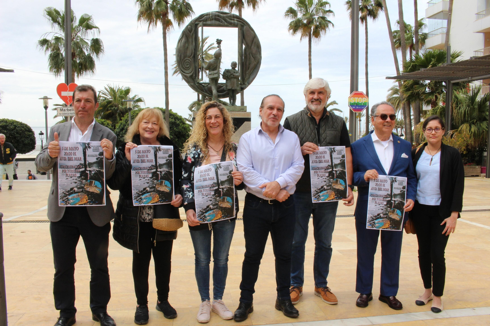 El presidente de la Asociación de espigones emergidos, José Miguel Lima (C.), y el vicepresidente, Paco Claro (3 D.), en una rueda de prensa del colectivo. El presidente de la Asociación de espigones emergidos, José Miguel Lima (C.), y el vicepresidente, Paco Claro (3 D.), en una rueda de prensa del colectivo.