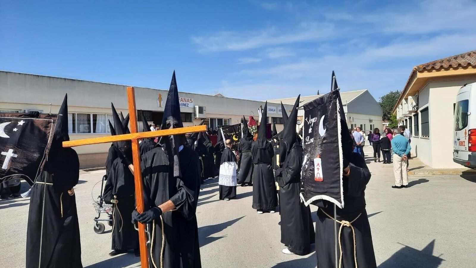 Penitentes del cortejo de la Virgen de la Luna saliendo del centro ocupacional de Afanas Jerez.