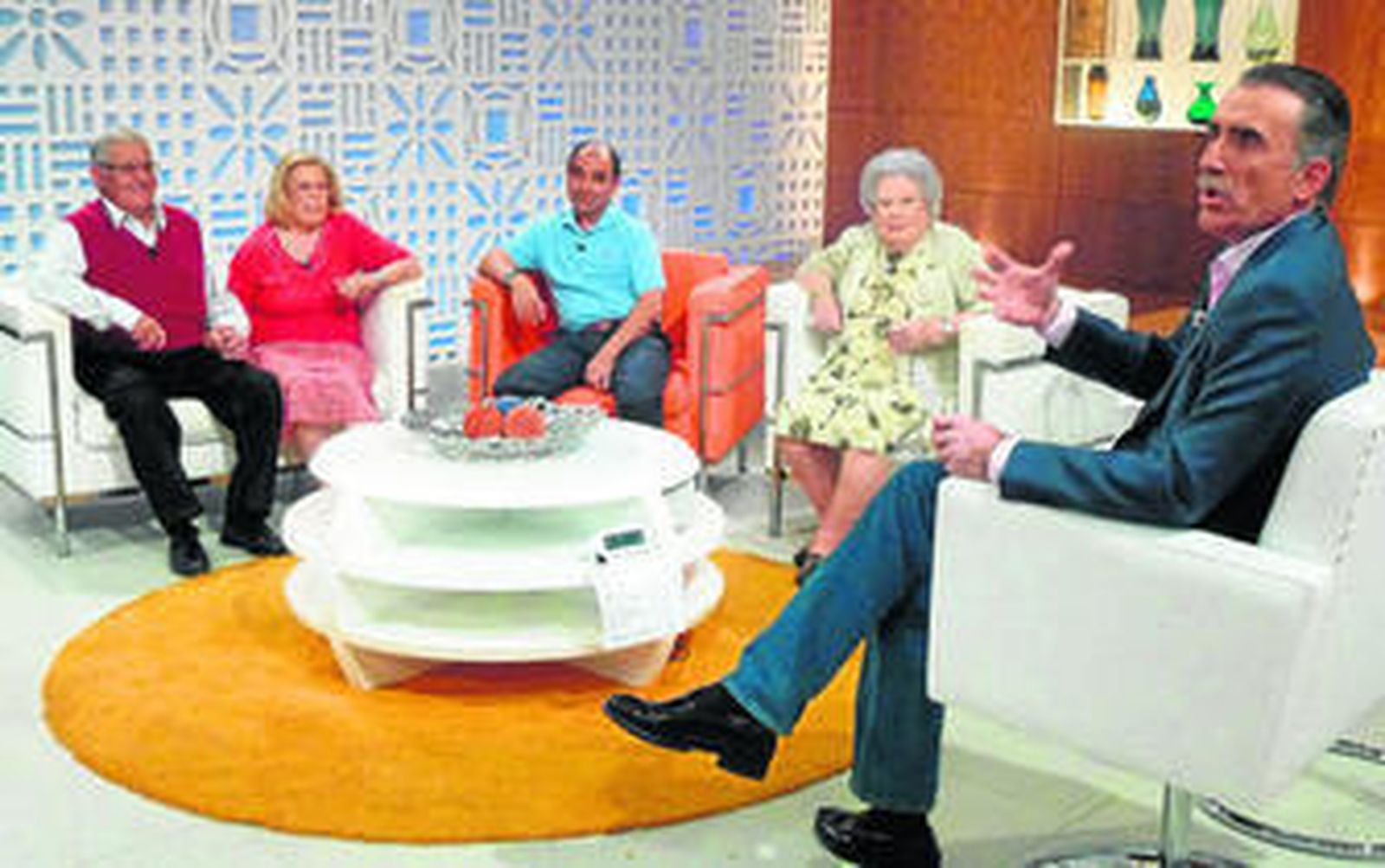 Juan y Medio durante un programa reciente con algunos de sus invitados que buscan pareja.