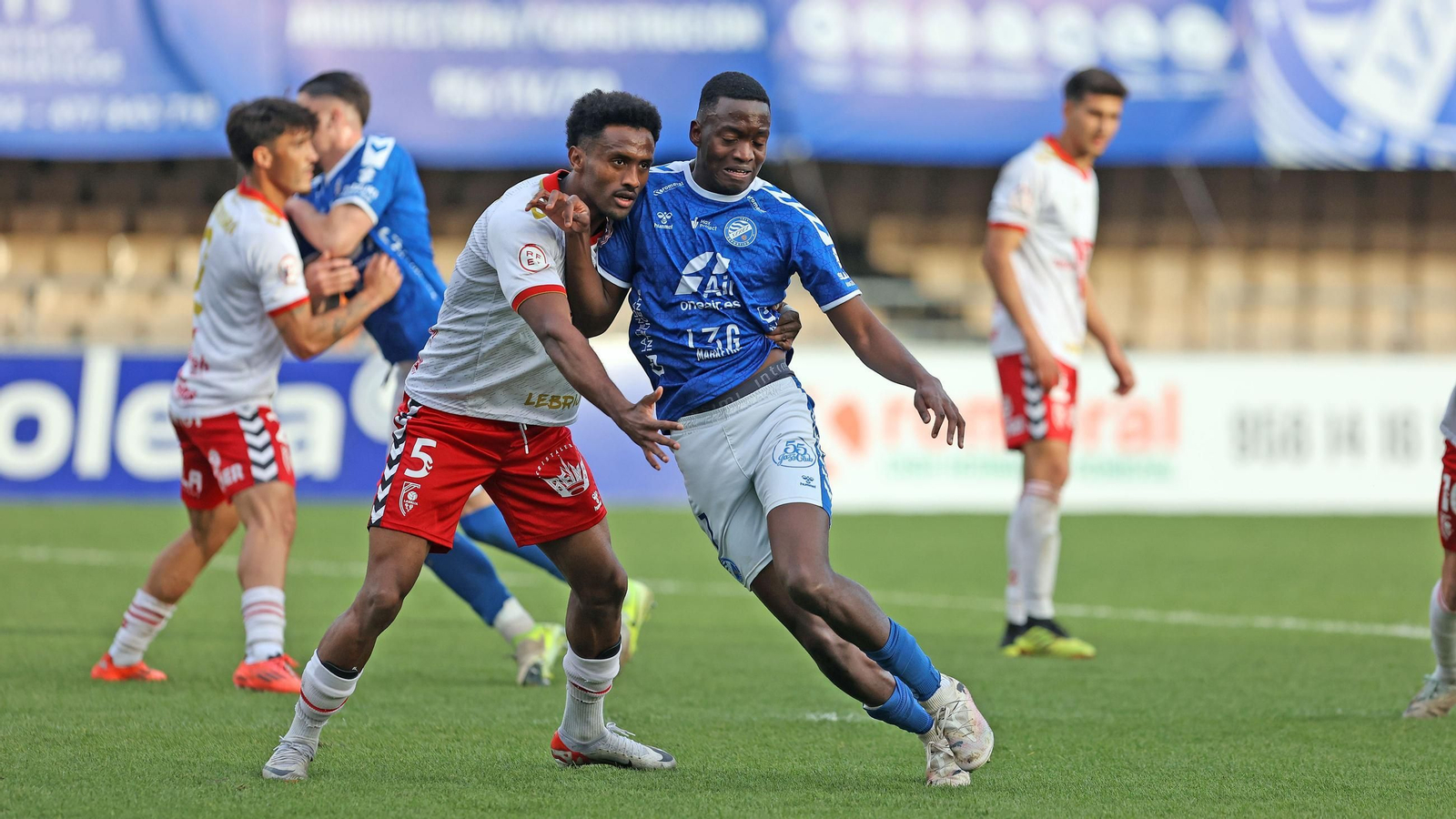 Mwanza forcejea con el central del Antoniano Fromsa en el partido disputado en Chapín.