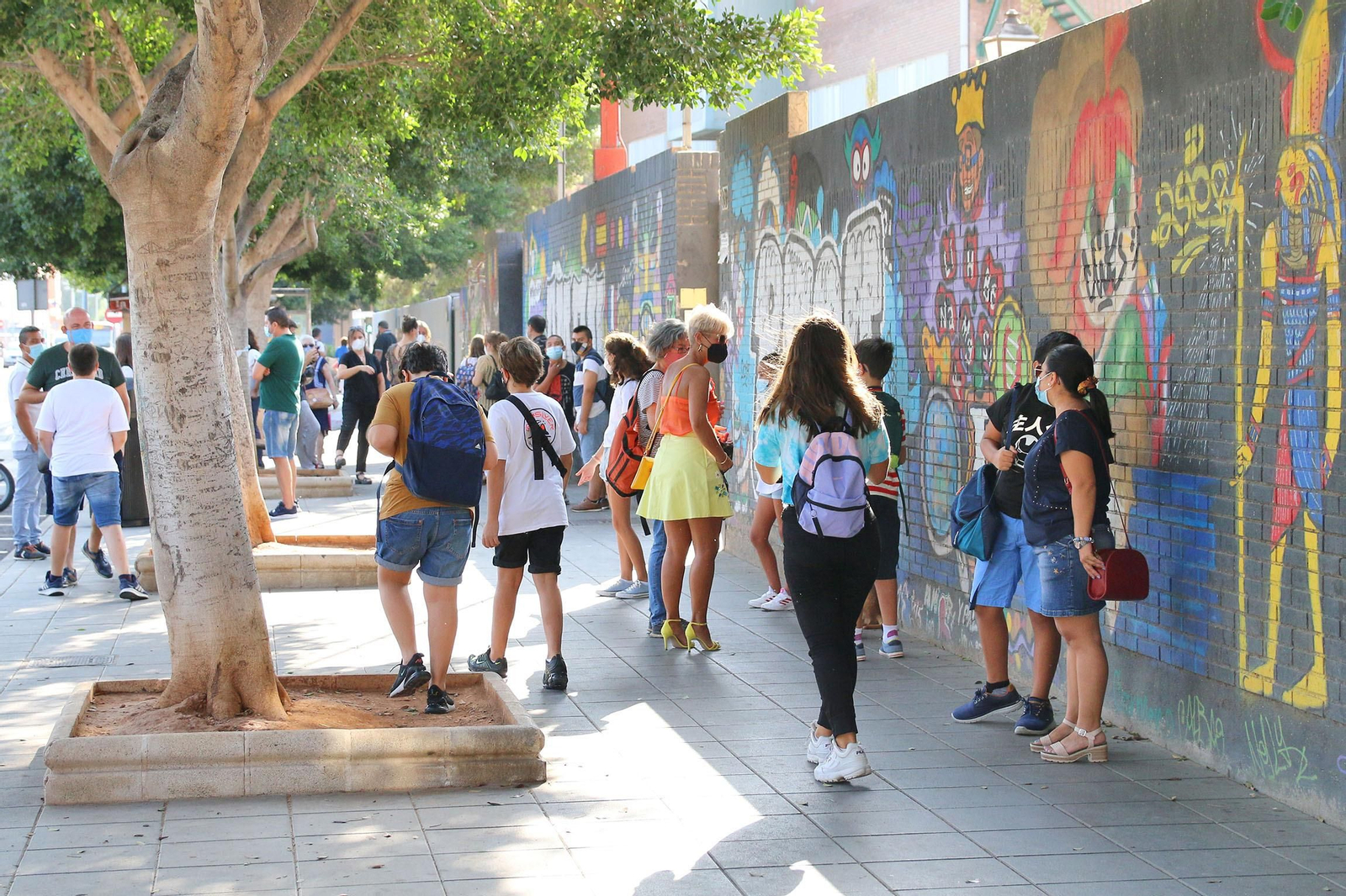 Estudiantes asistiendo a clases en Almería.