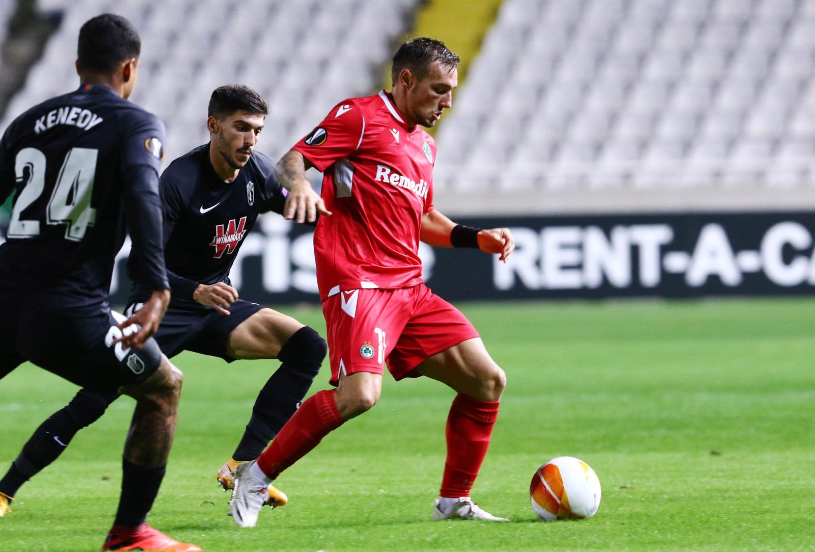 Presión de dos jugadores del Granada a uno local