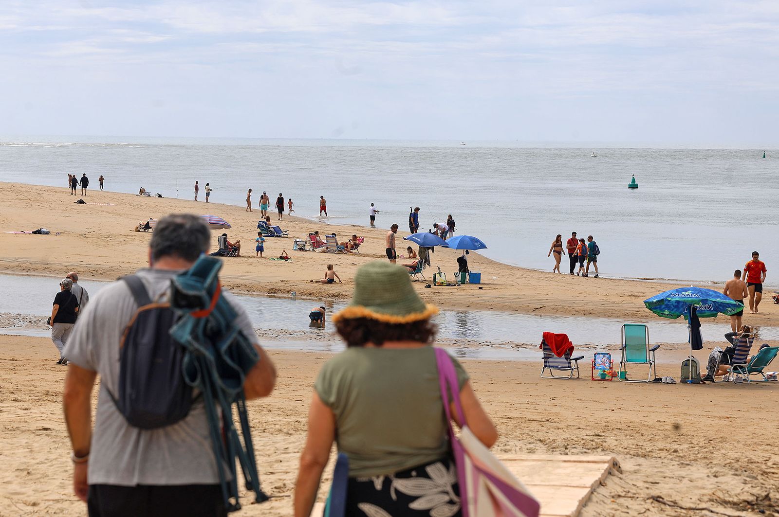 Imágenes del ambiente en la playa de El Portil durante la mañana del 1 de mayo