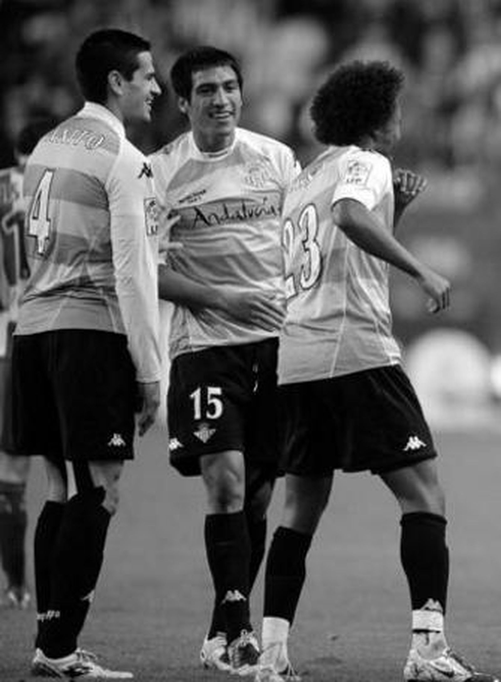 Monzón sonríe tras el gol de Emana, junto a Juanito y Nelson.