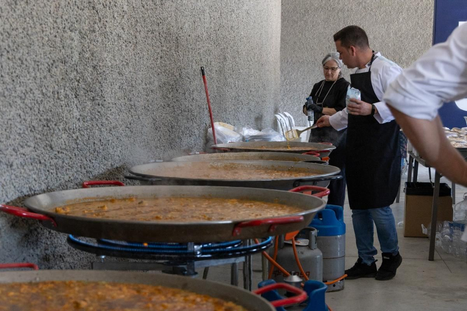 La afición del Real Jaén se vuelca con la paella solidaria por los afectados de la DANA, en imágenes