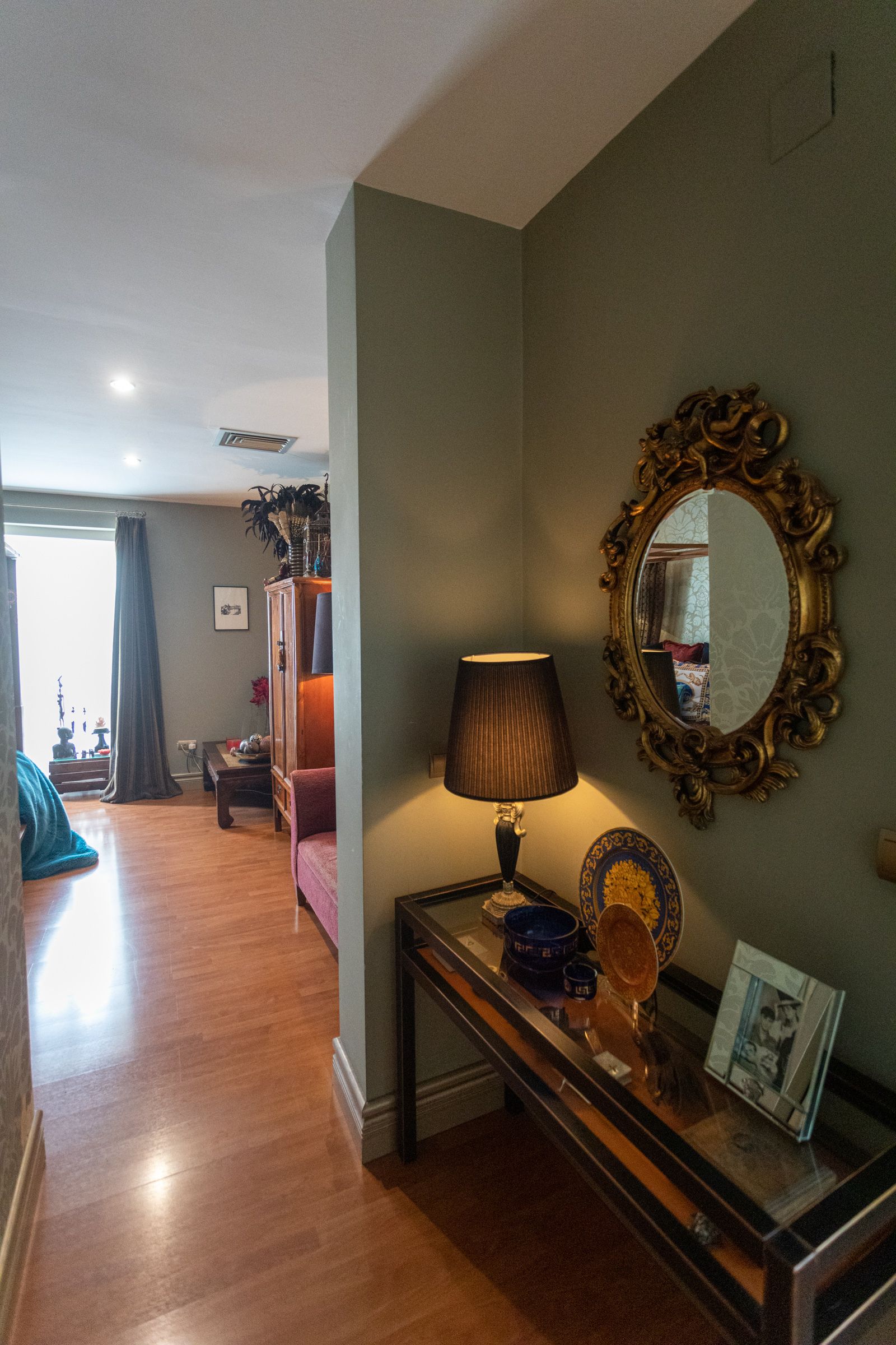 Consola de LoveDesign con piezas de porcelana de Versace.