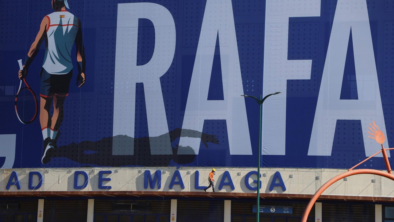 La pancarta de homenaje a Rafa Nadal en el Ciudad de Málaga, en imágenes