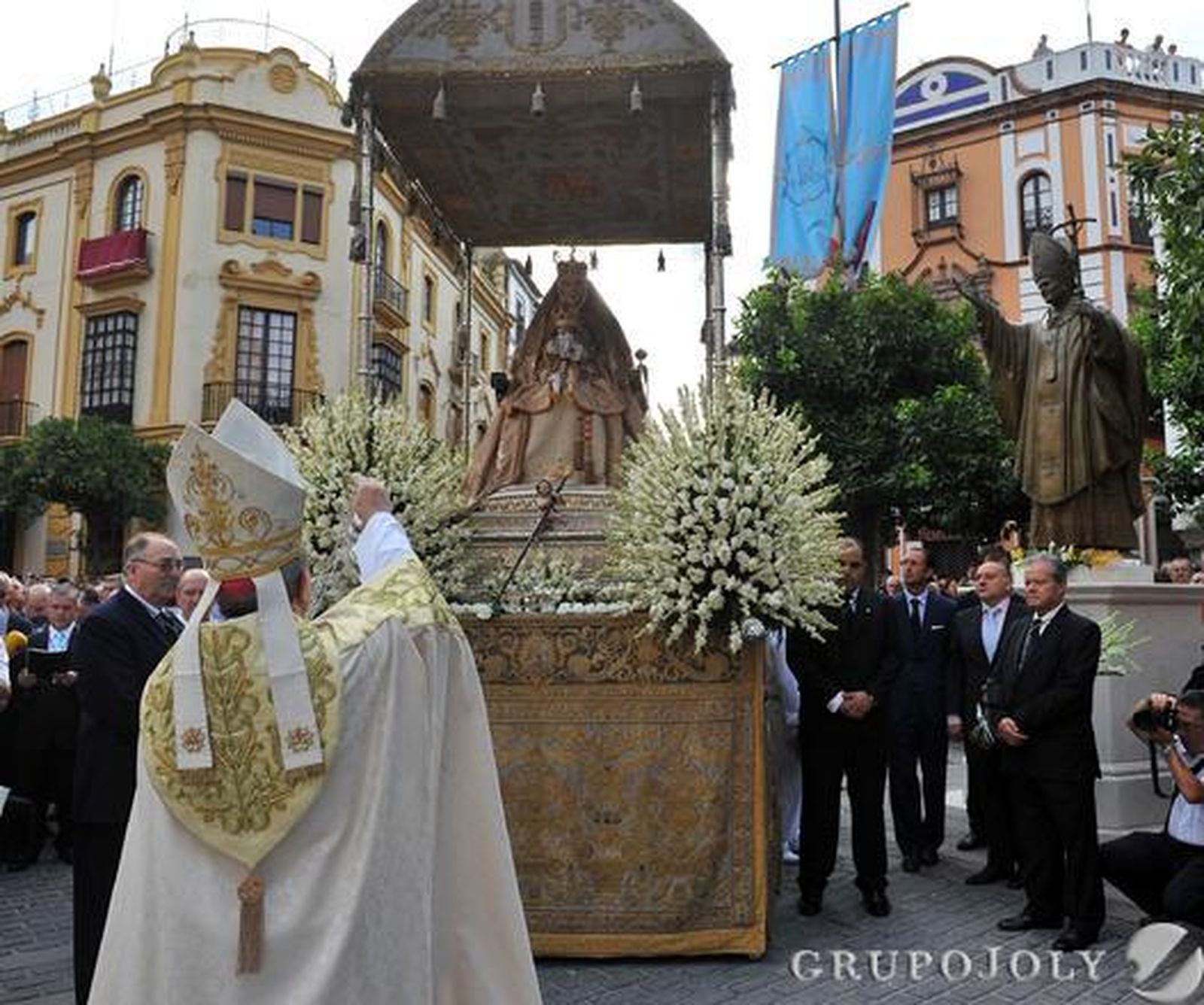 El arzobispo y la virgen. 

Foto: Juan Carlos Vázquez