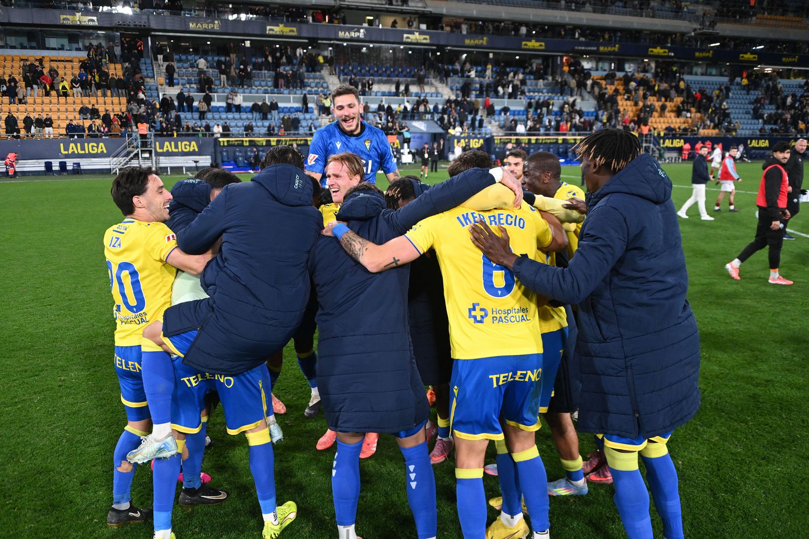 Los jugadores del Cádiz hacen piña después de vencer al Castellón.